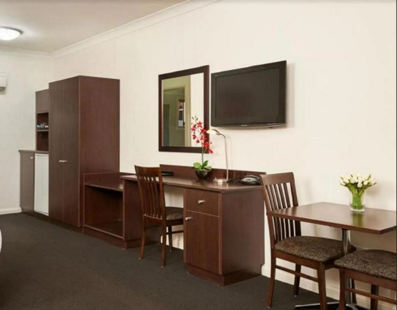 Bed, TV/Entertainment Center in Charles Sturt Suites & Apartments