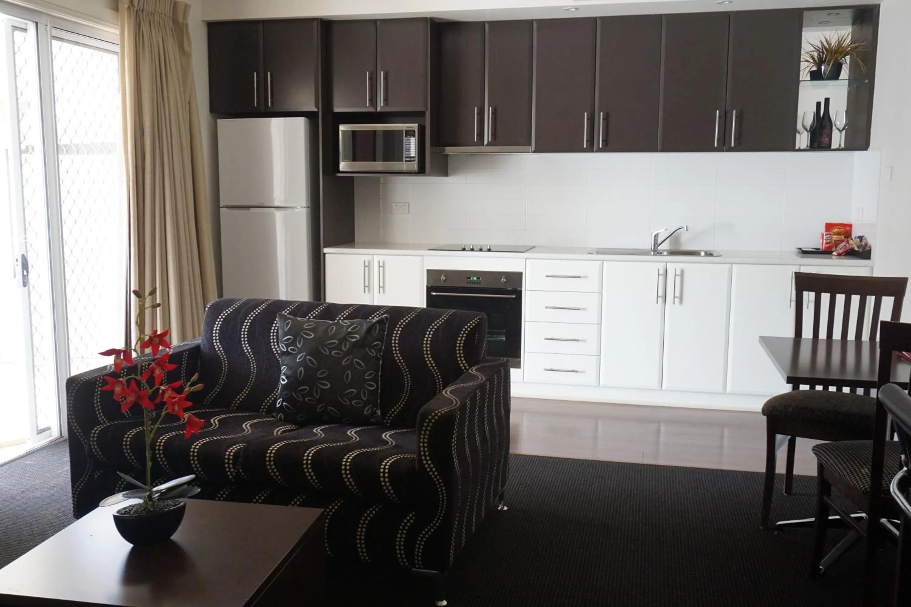 Living room, Kitchen/Kitchenette in Charles Sturt Suites & Apartments