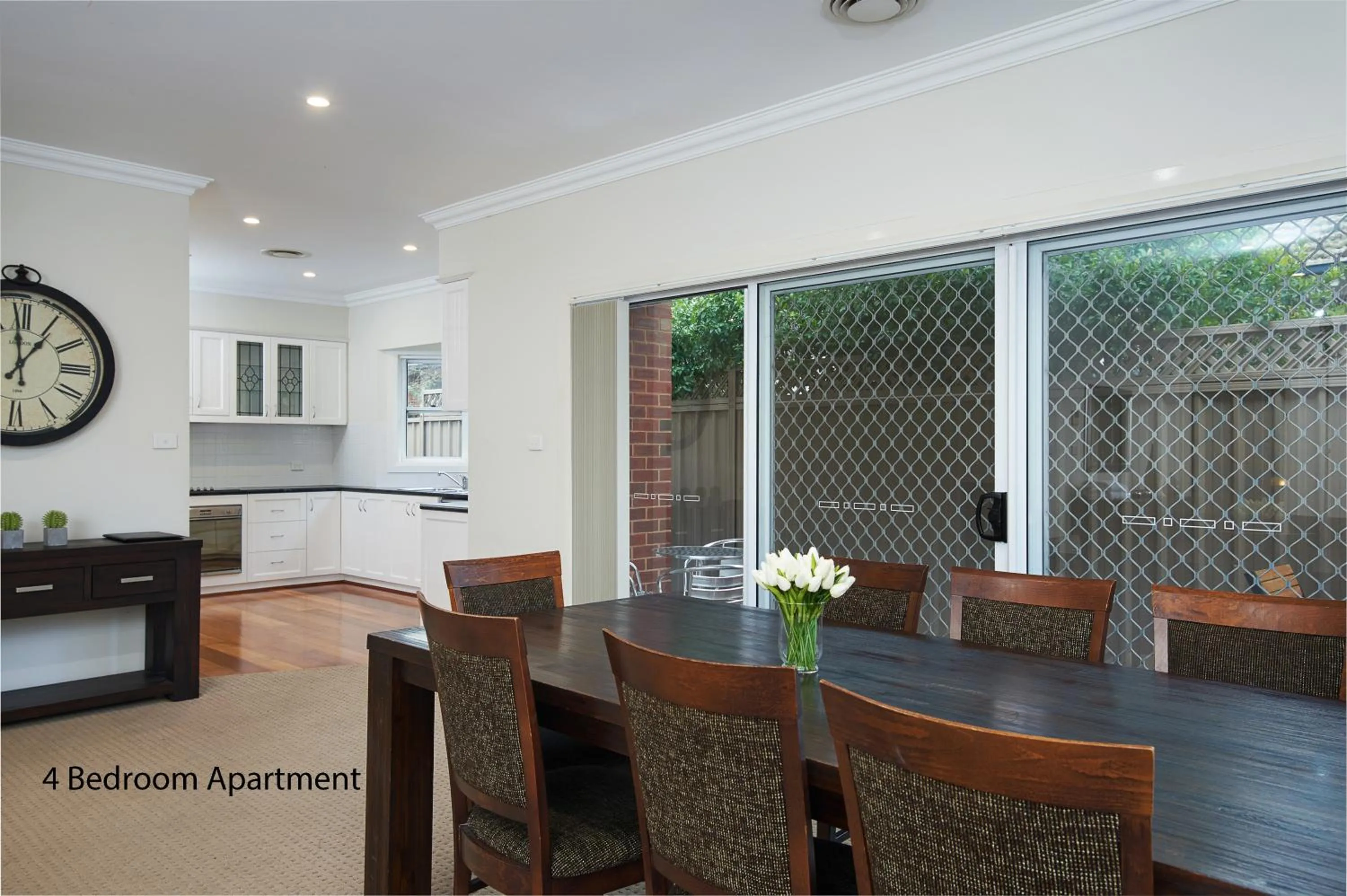 Kitchen or kitchenette, Dining Area in Charles Sturt Suites & Apartments