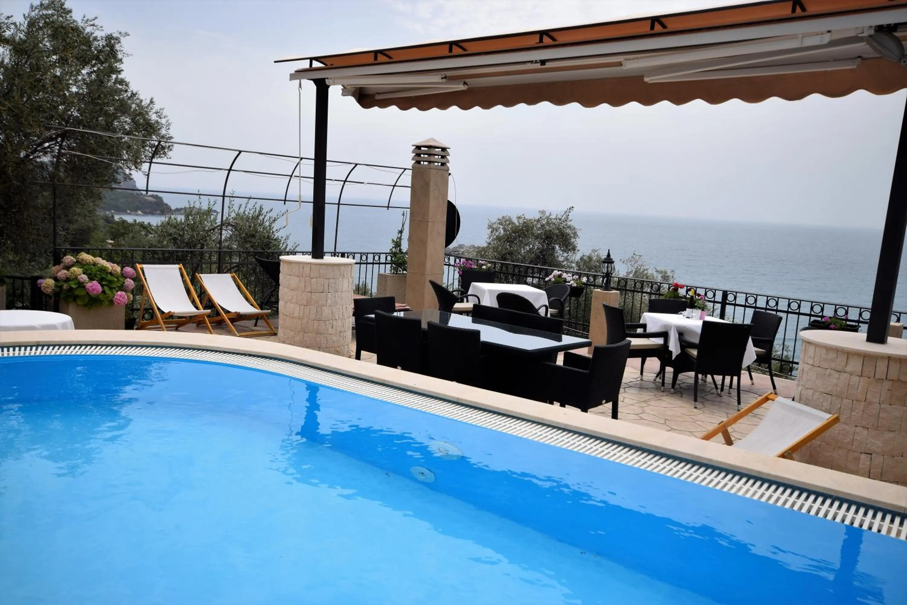 Swimming pool in Monte Perla Residence