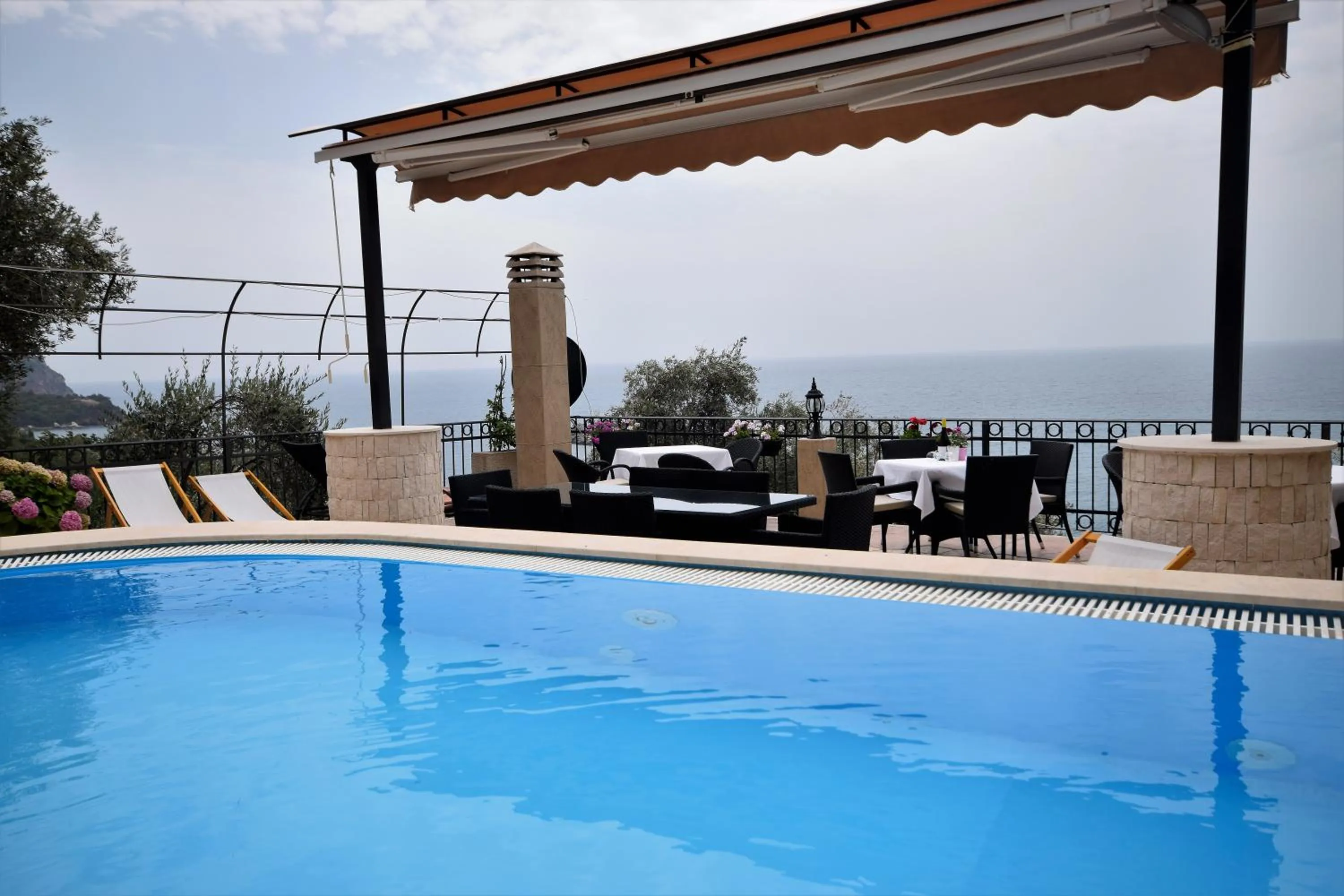 Swimming pool in Monte Perla Residence