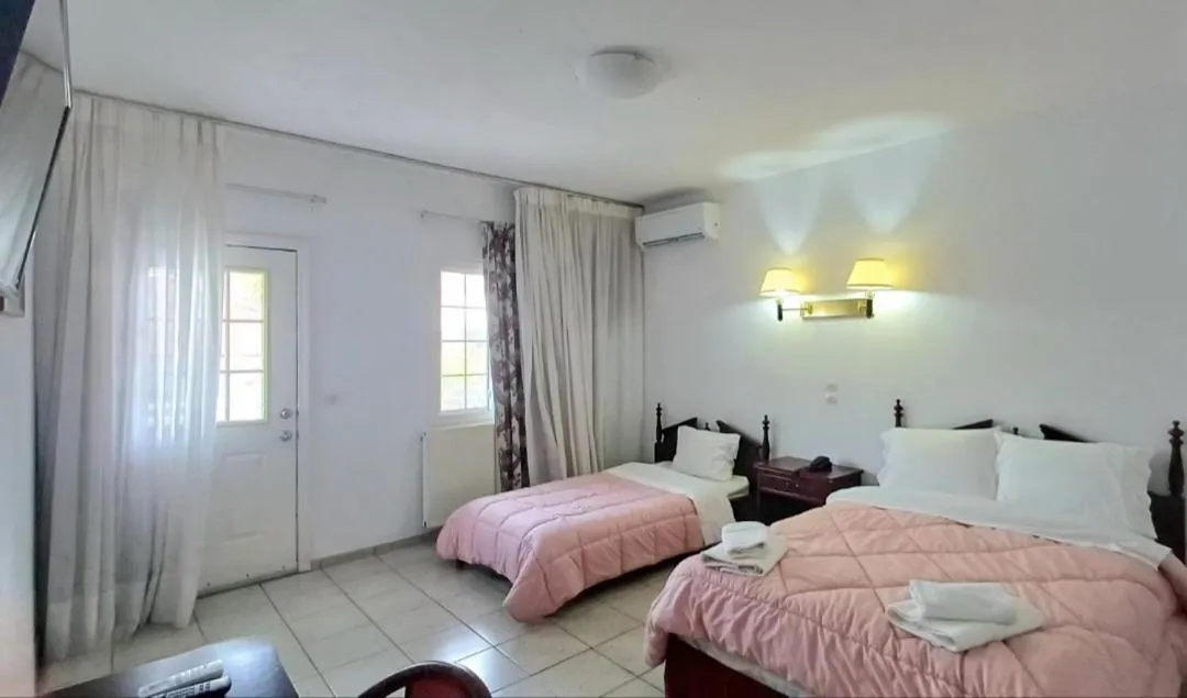 Bedroom, Bed in Dolphin Hotel