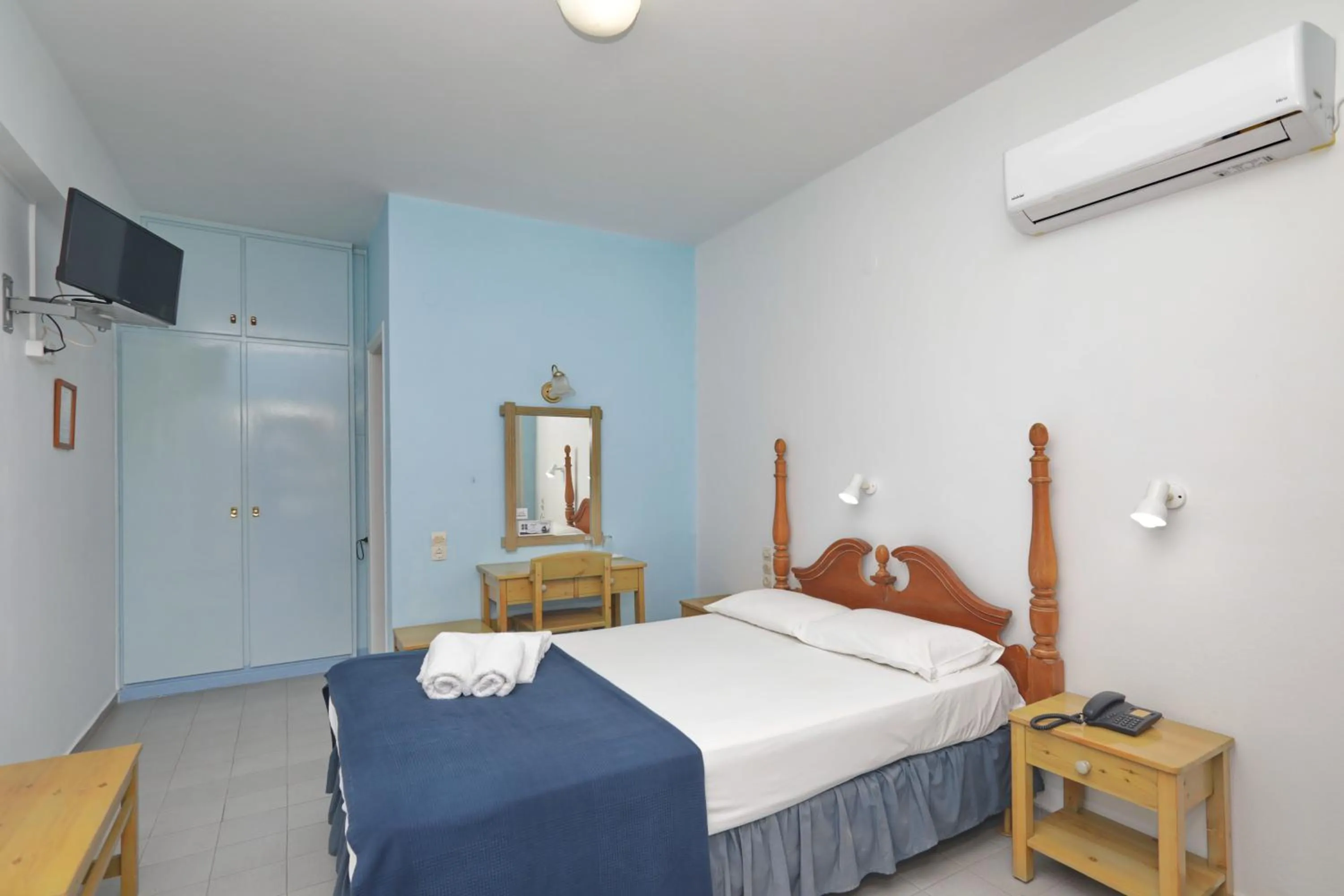 TV and multimedia, Bed in Dolphin Hotel