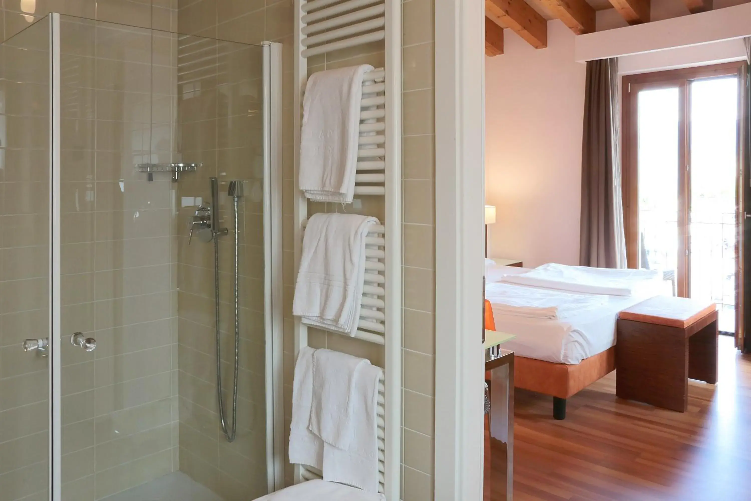 Bed, Bathroom in Hotel Lido