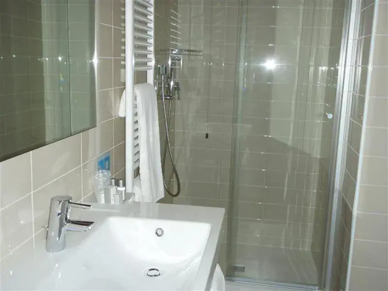 Shower, Bathroom in Hotel Lido