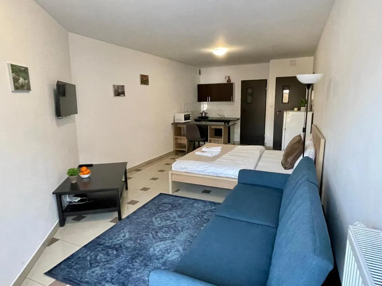 Communal lounge/ TV room, Bed in Bubble Hostel