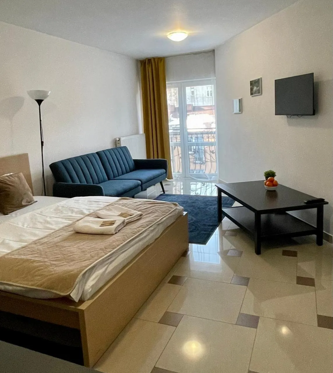 Communal lounge/ TV room, Bed in Bubble Hostel