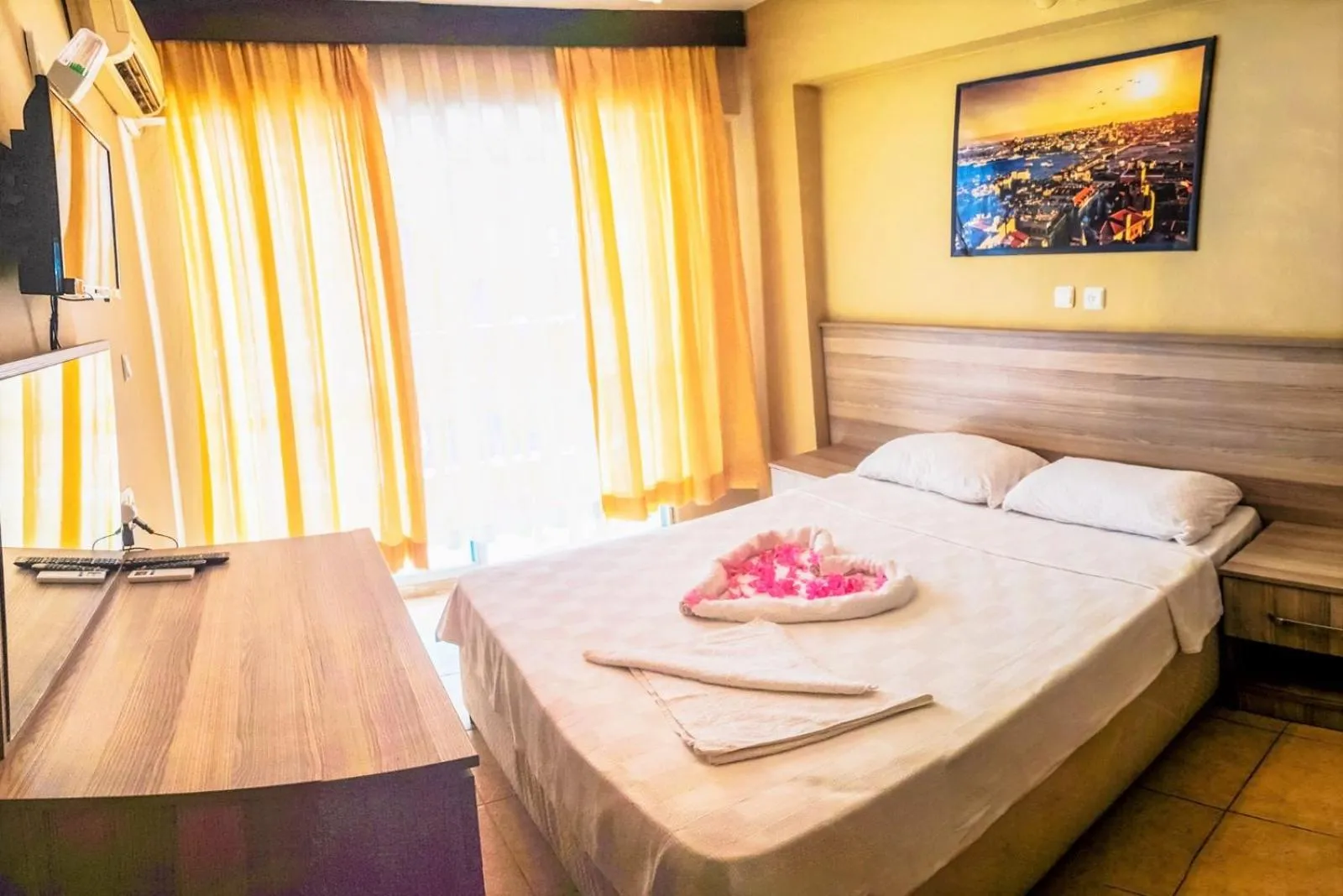 Photo of the whole room in Kartel Hotel