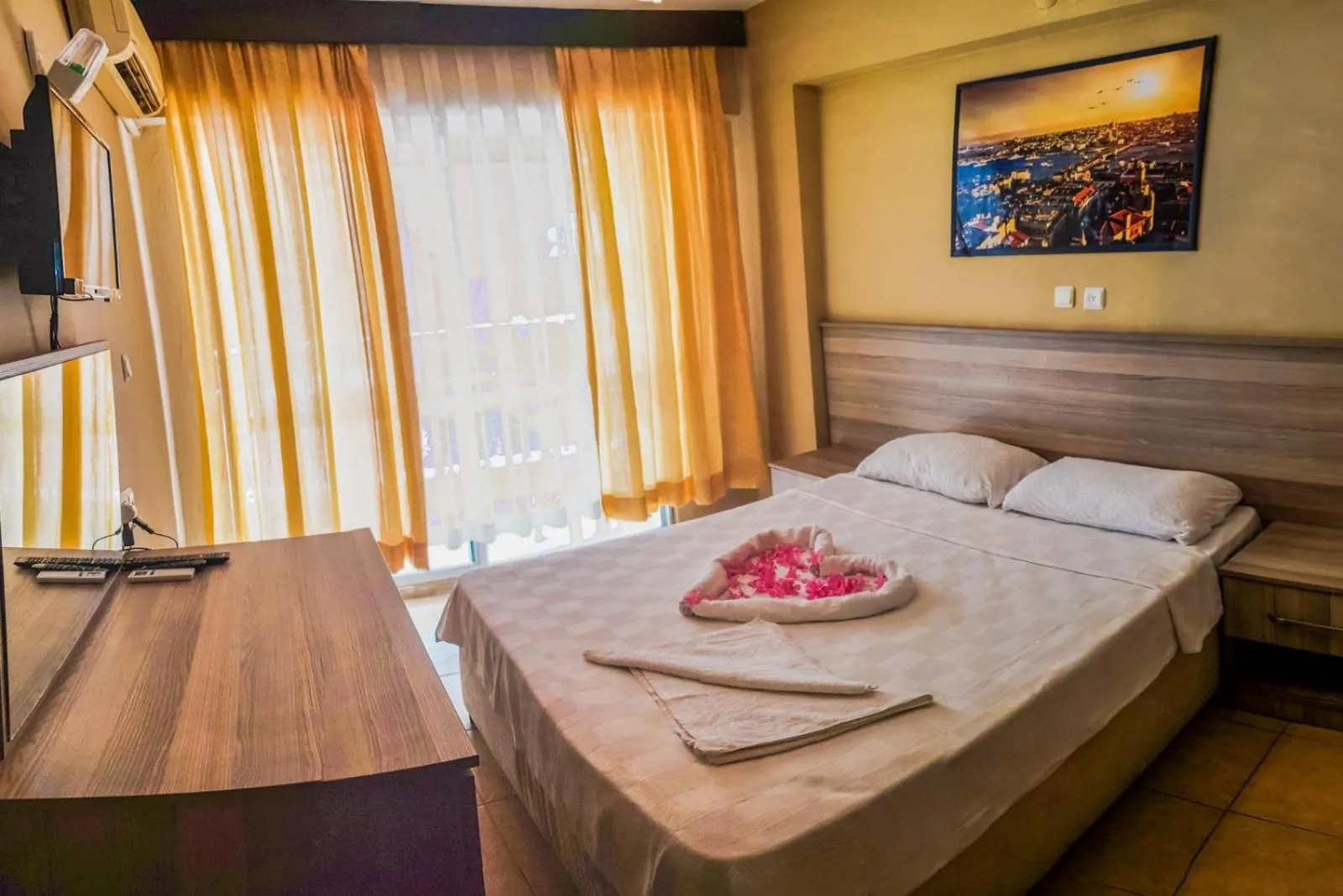 Photo of the whole room in Kartel Hotel