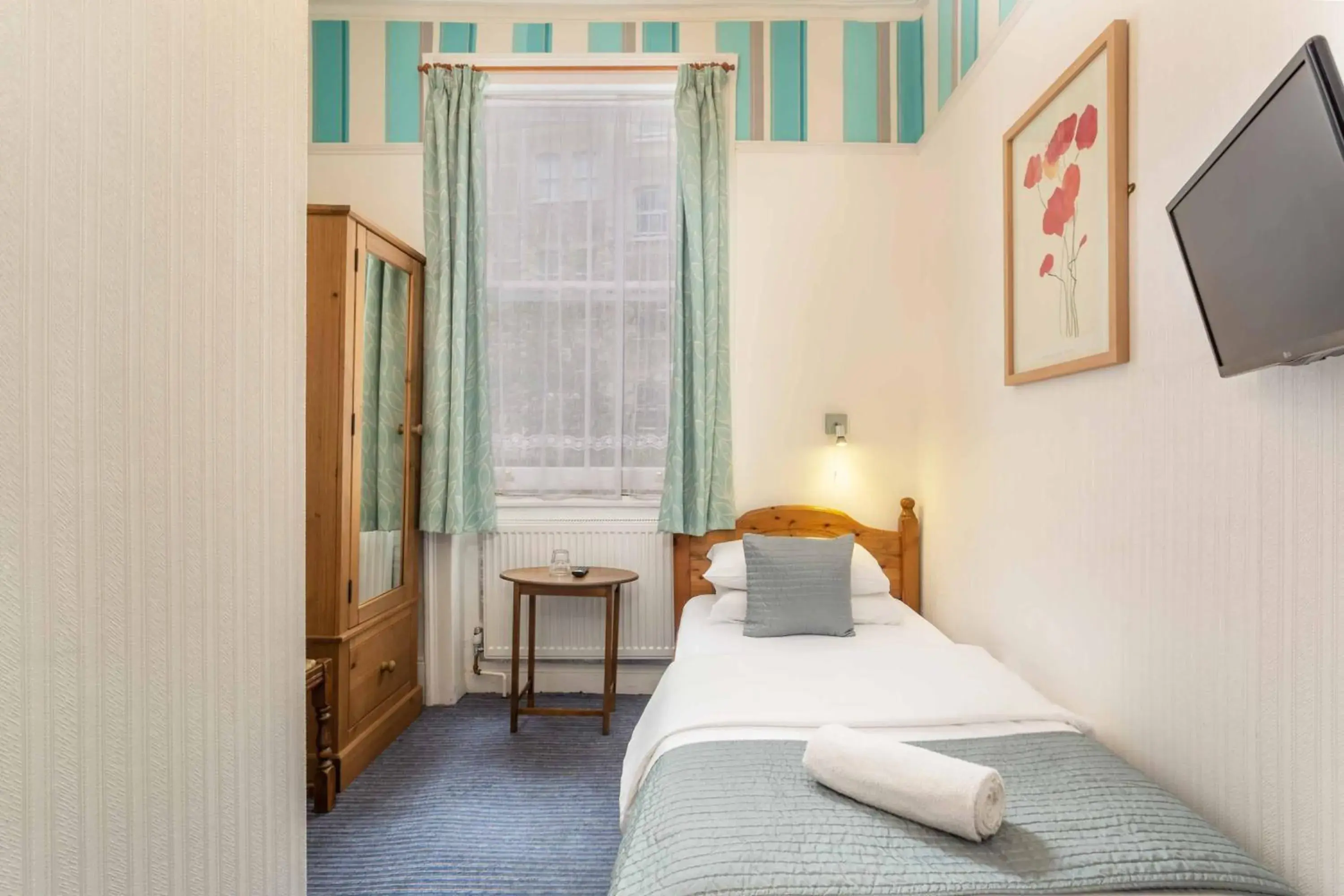 Single Room with Private Bathroom in St Athans Hotel Single Room with Private Bathroom in St Athans Hotel