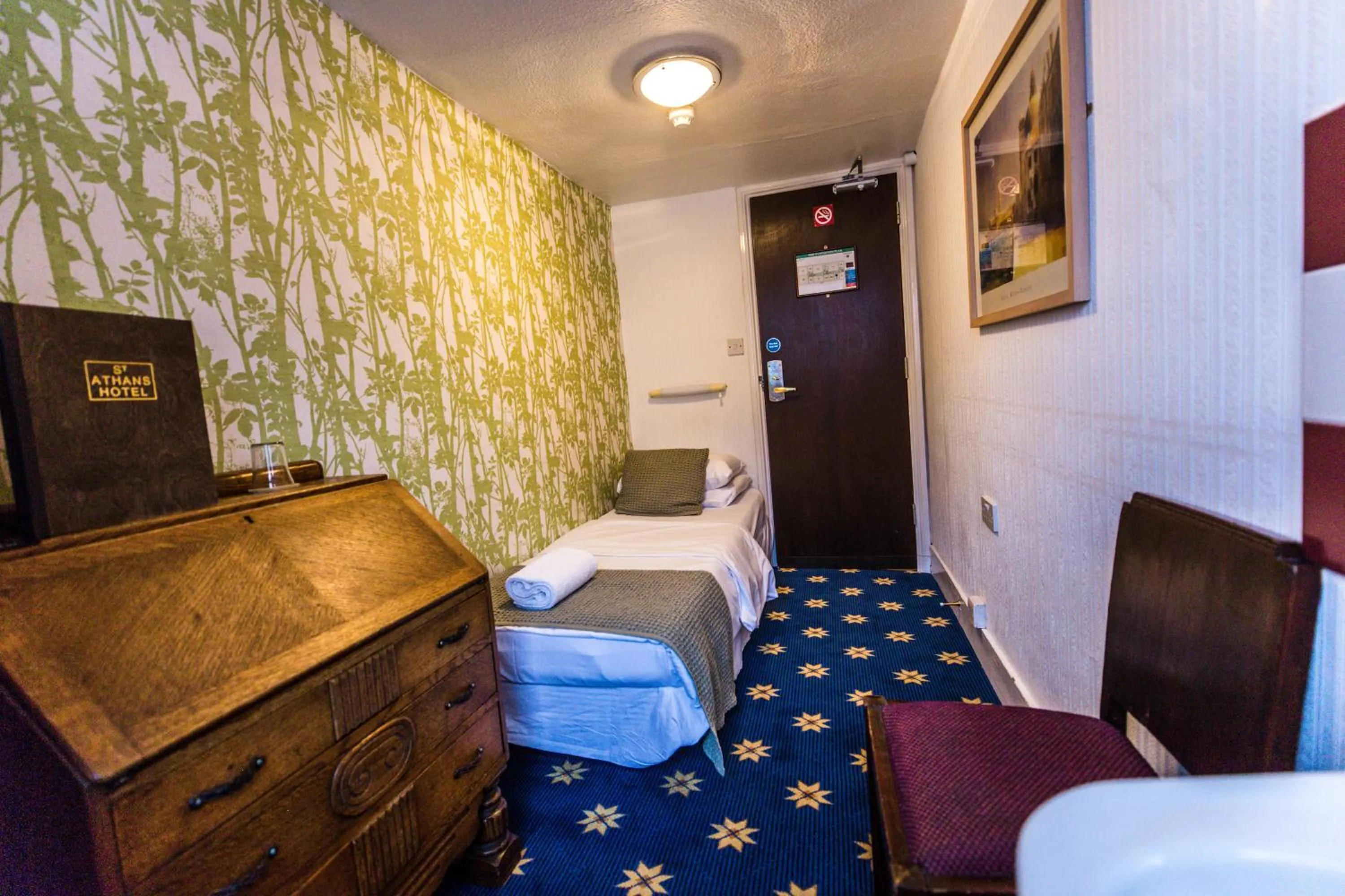 Bedroom, Bed in St Athans Hotel