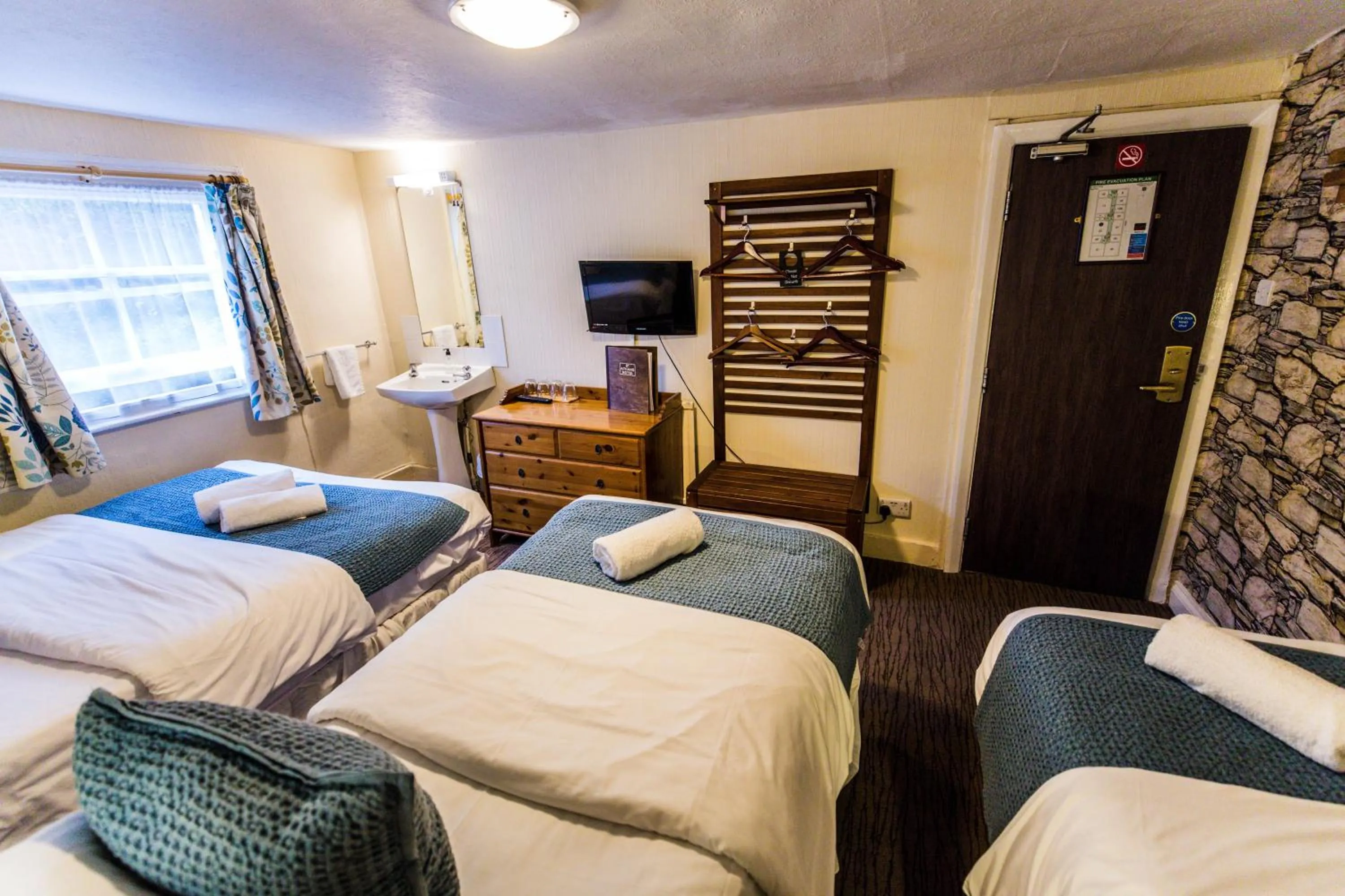 Bedroom, Bed in St Athans Hotel