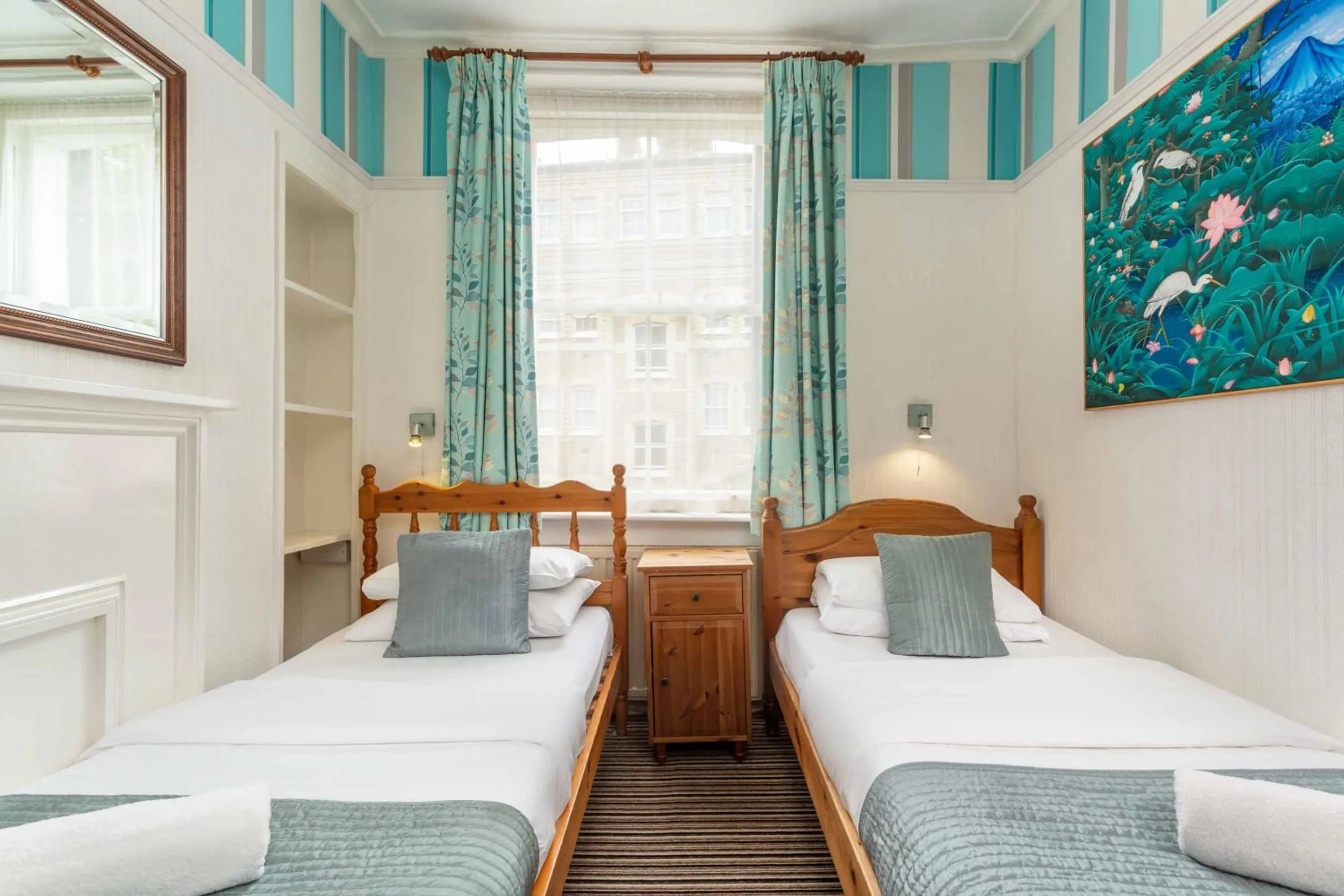 Bedroom, Bed in St Athans Hotel