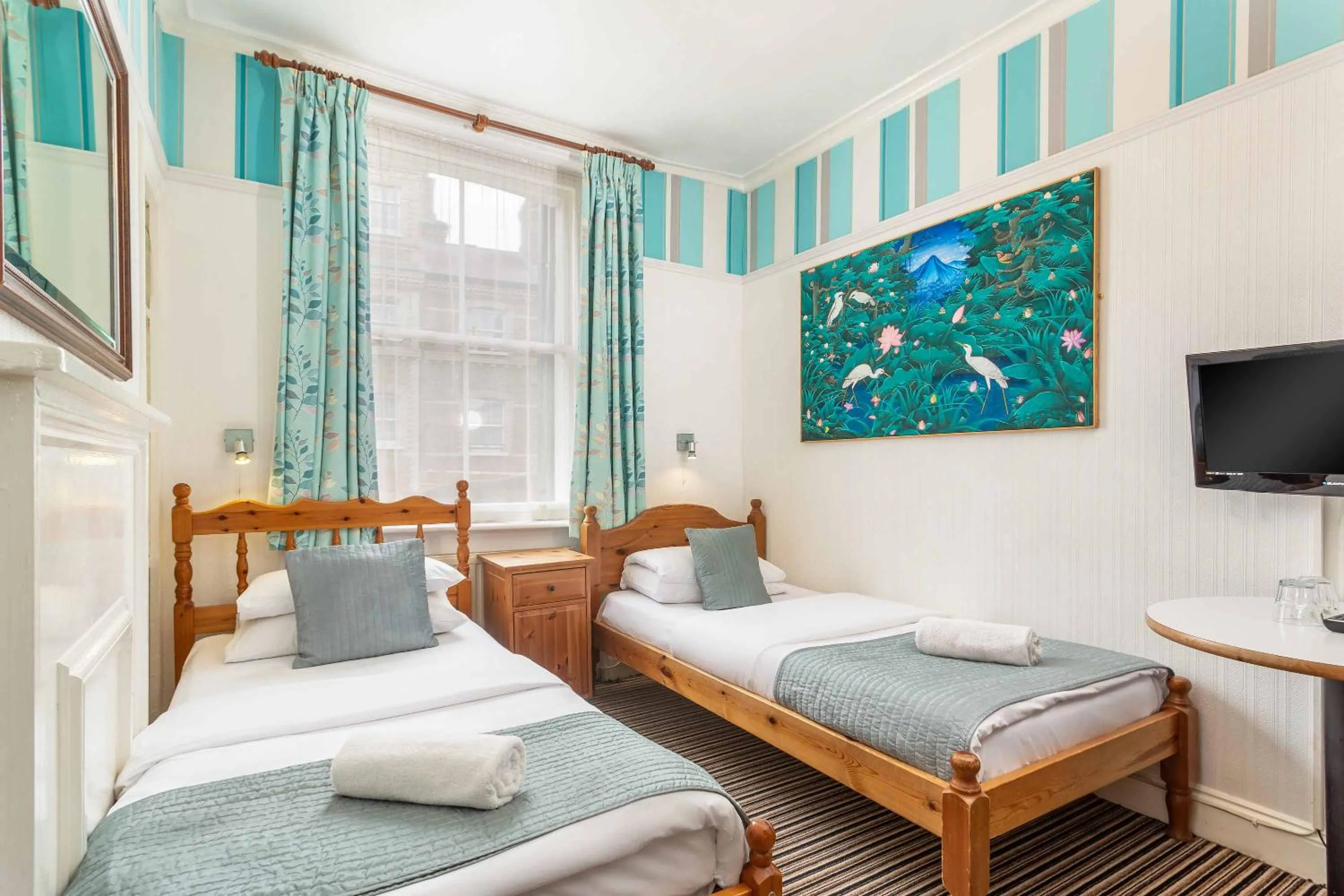 Bedroom, Bed in St Athans Hotel