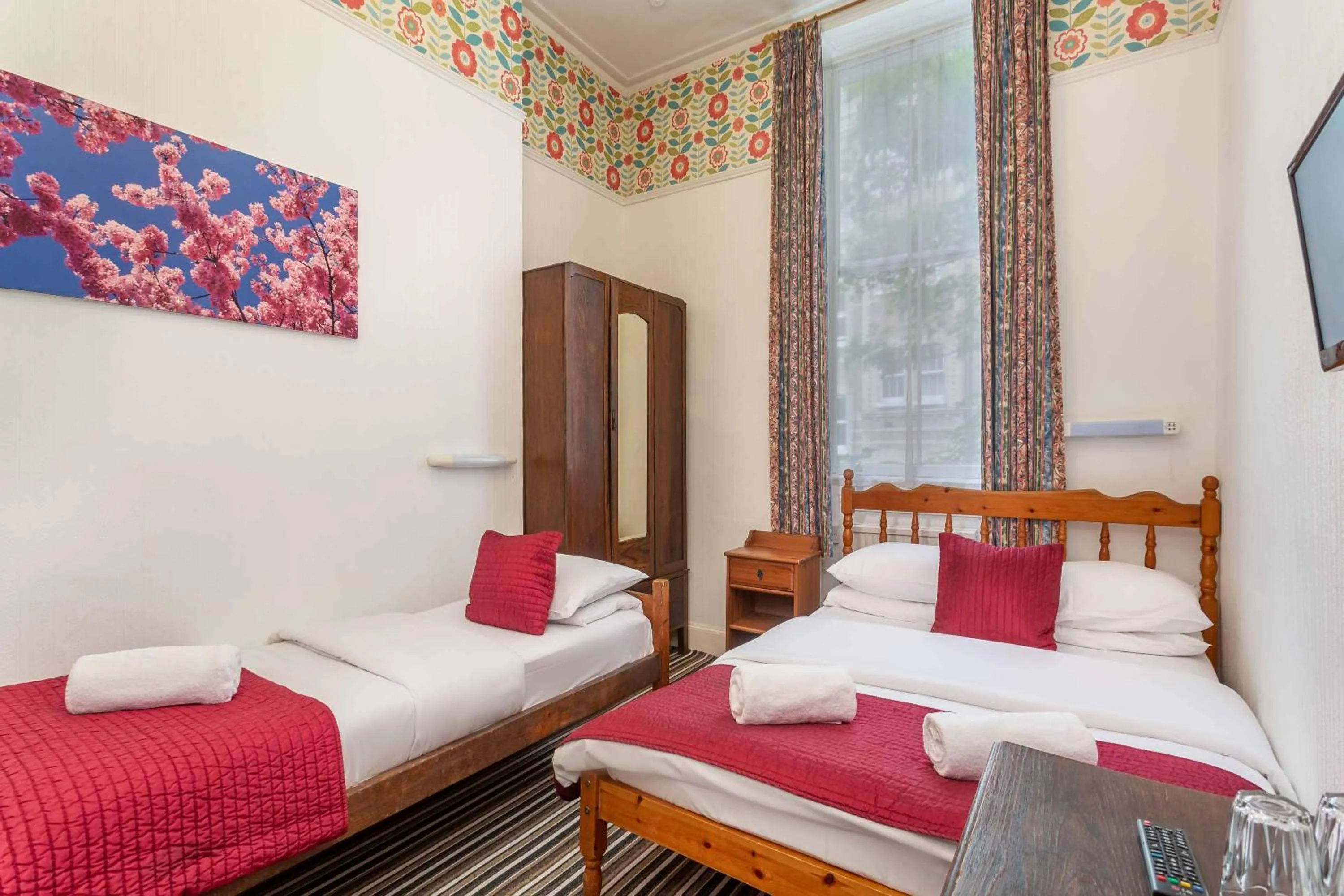 Bedroom, Bed in St Athans Hotel