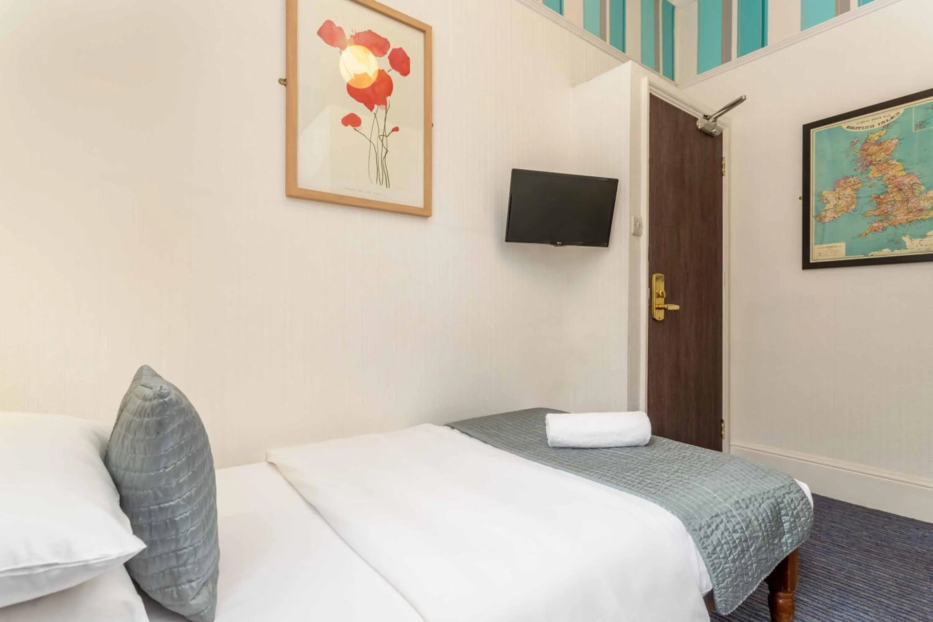 Bedroom, Bed in St Athans Hotel