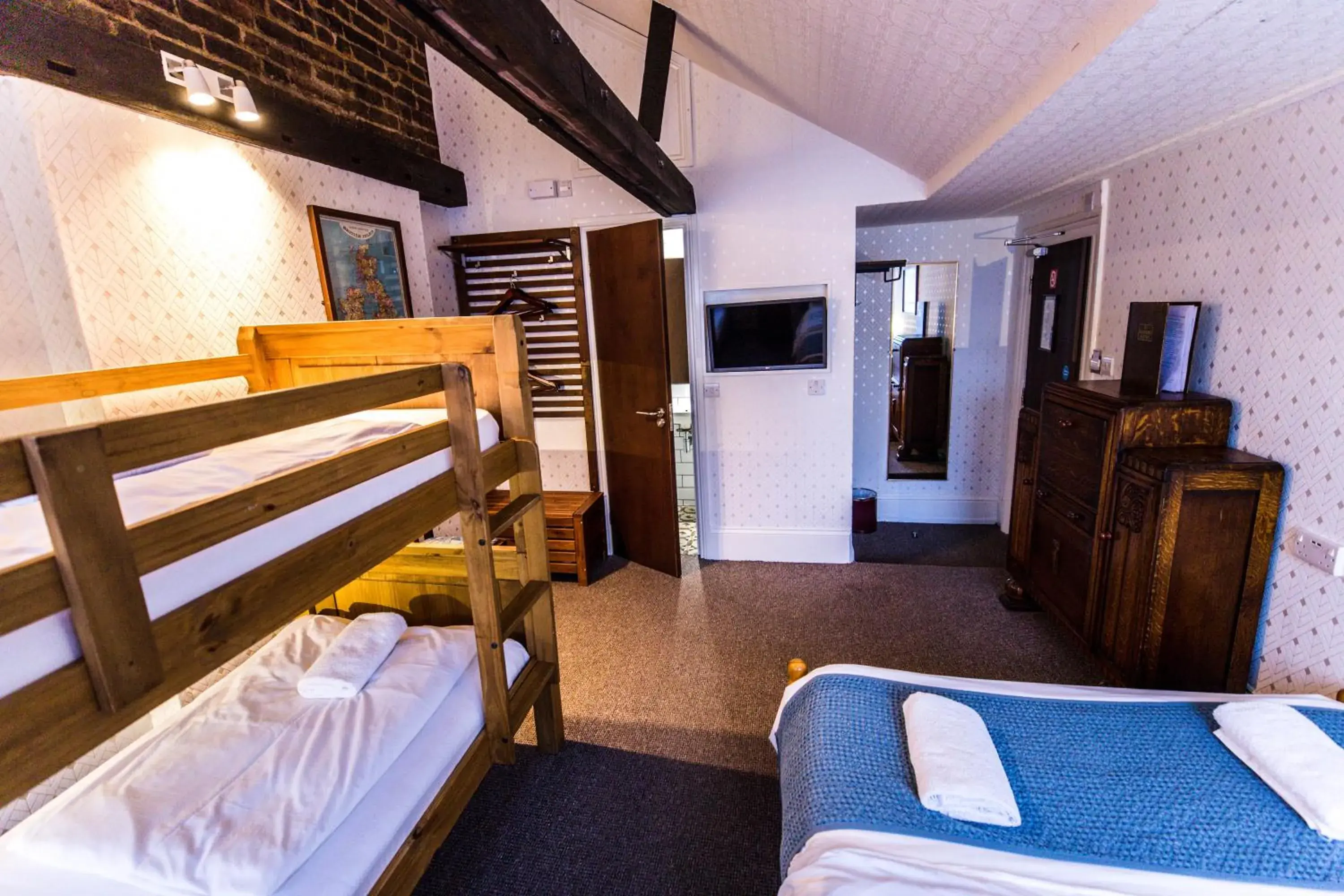 Top Floor Quadruple Room with Private Bathroom in St Athans Hotel Top Floor Quadruple Room with Private Bathroom in St Athans Hotel