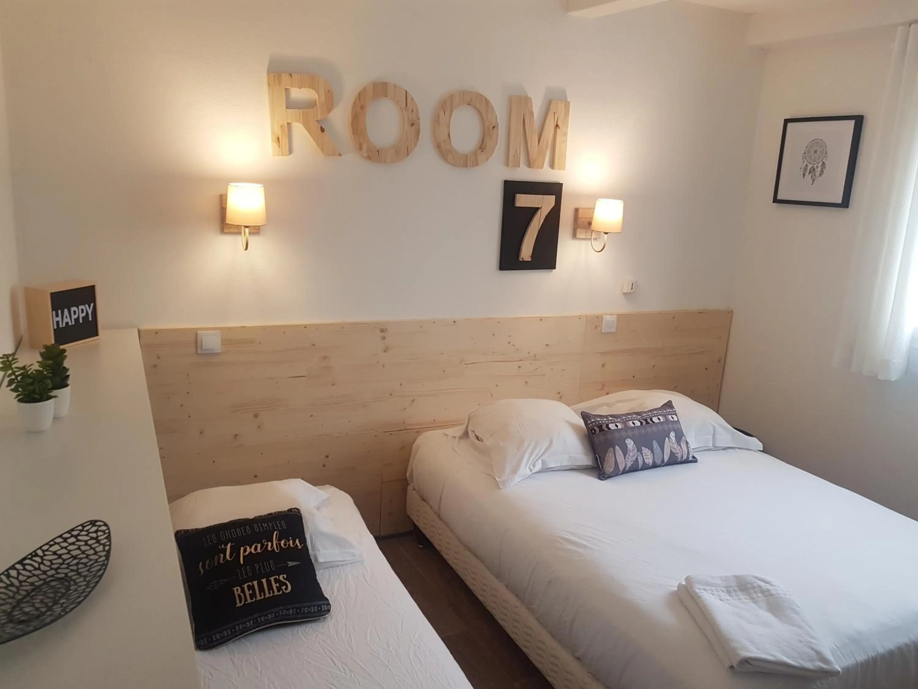 Photo of the whole room, Bed in Hôtel Le Sainte Florence