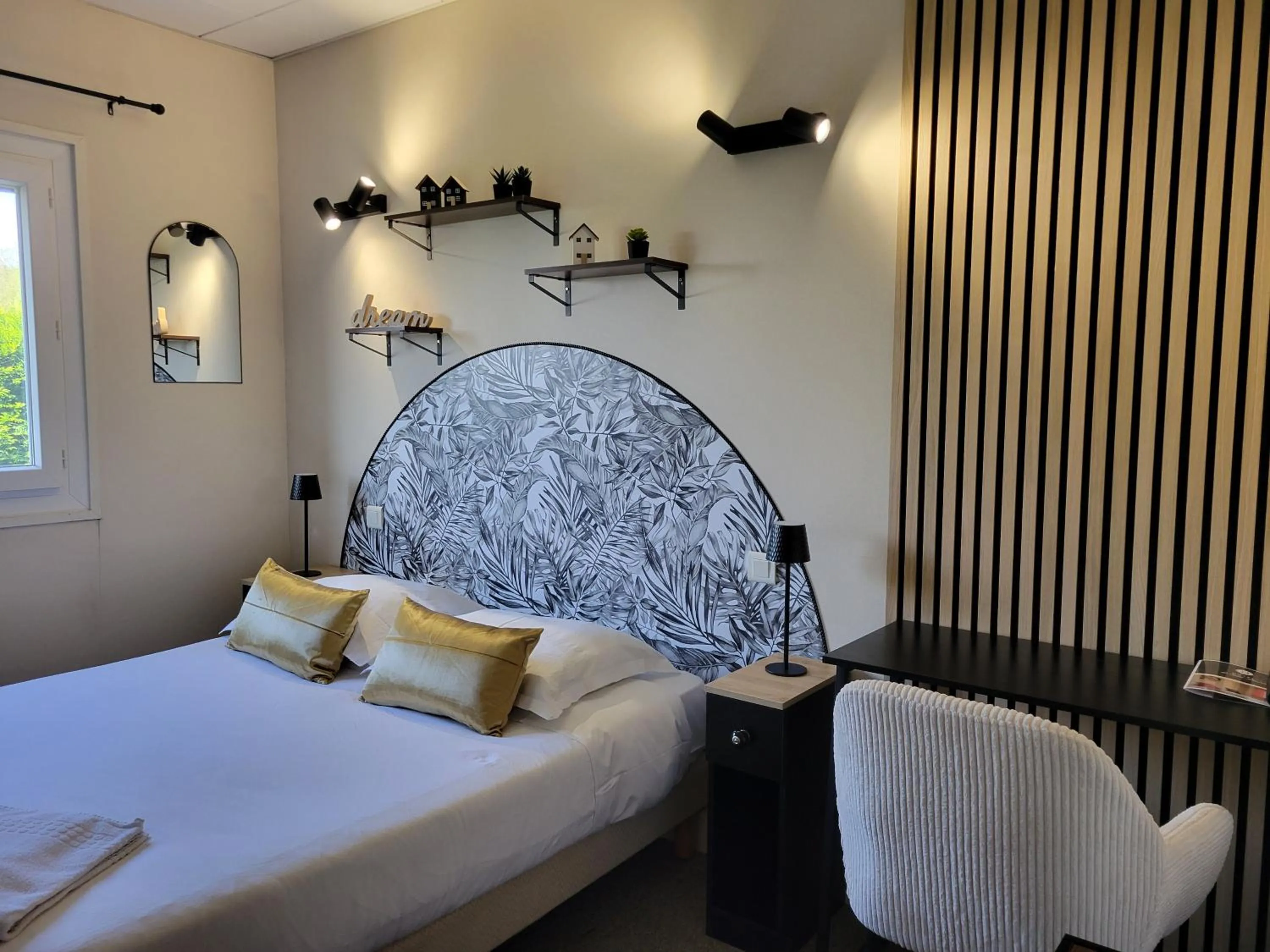 Bedroom, Bed in Hôtel Le Sainte Florence