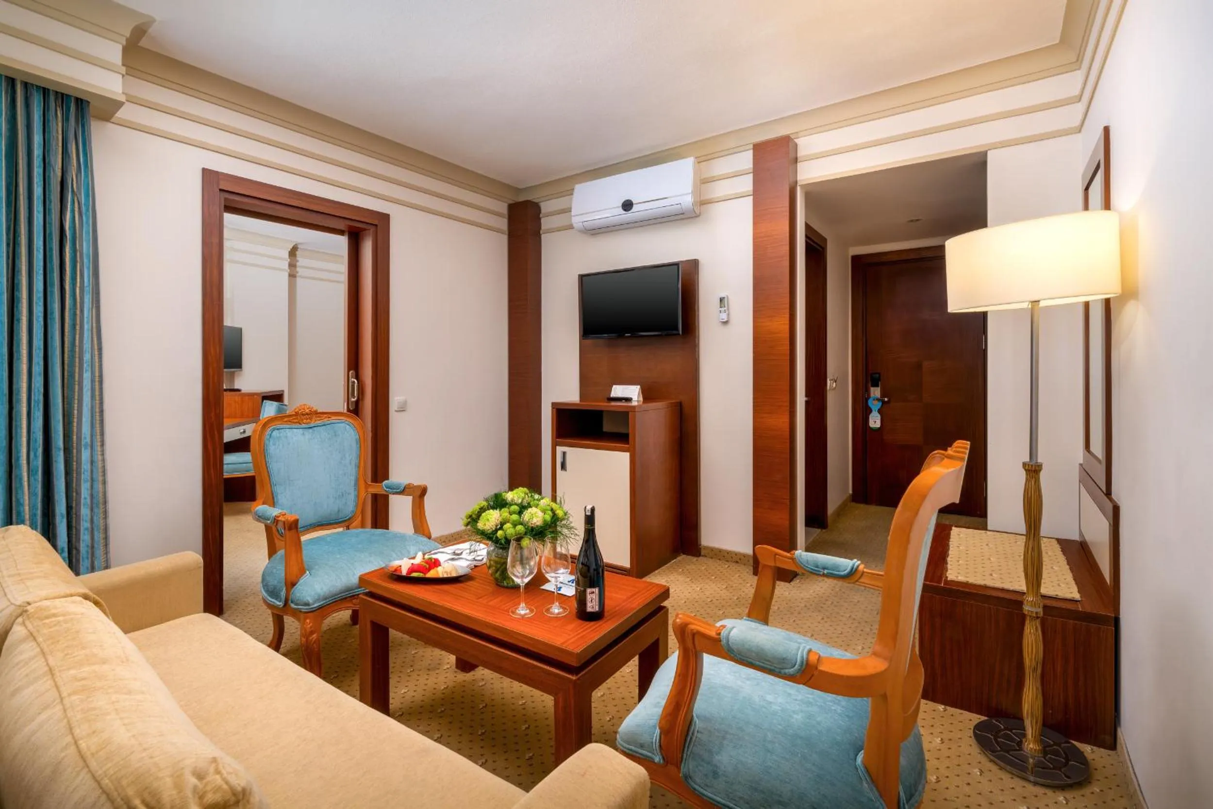 TV and multimedia in Villa Side Hotel