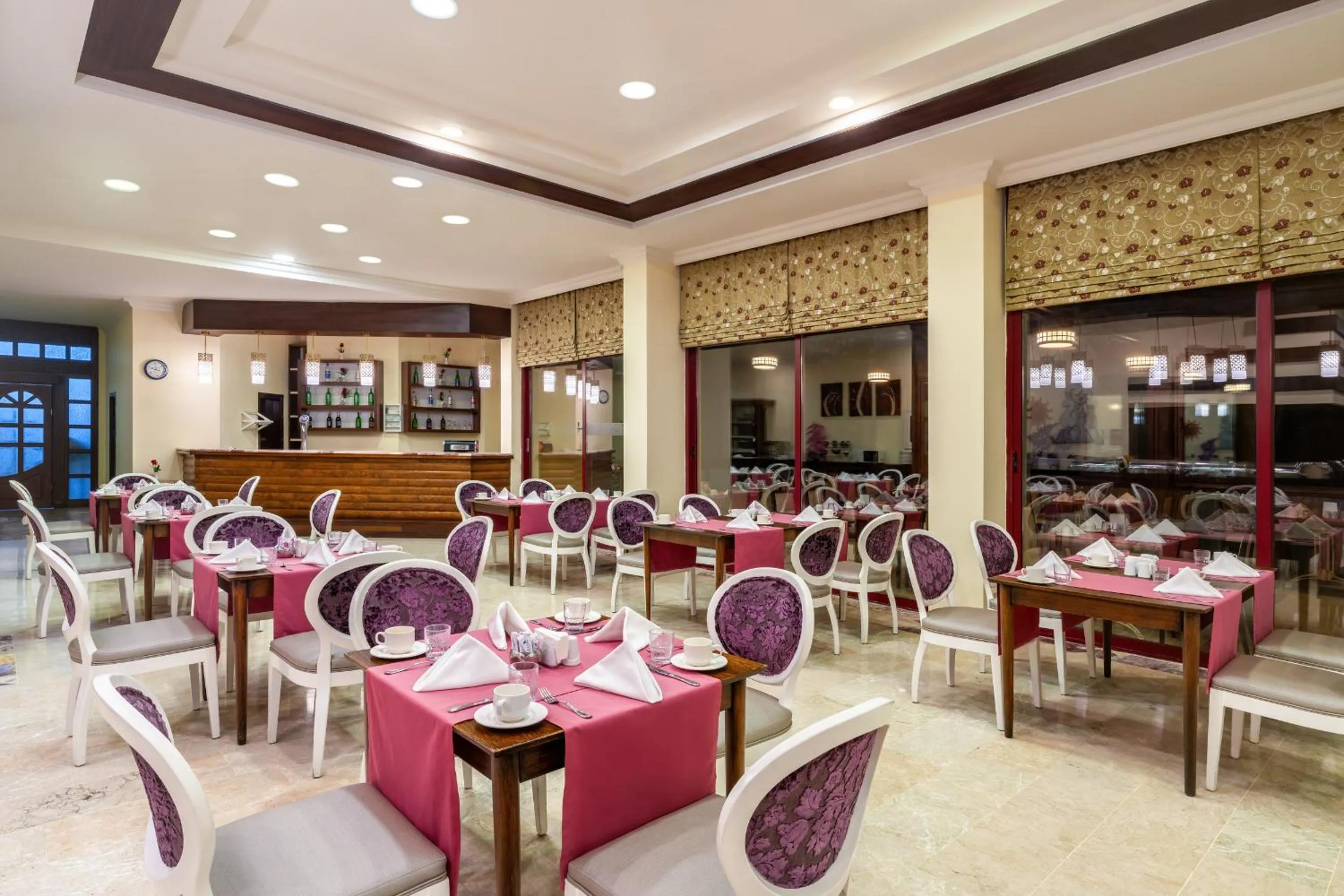 Restaurant/places to eat in Villa Side Hotel
