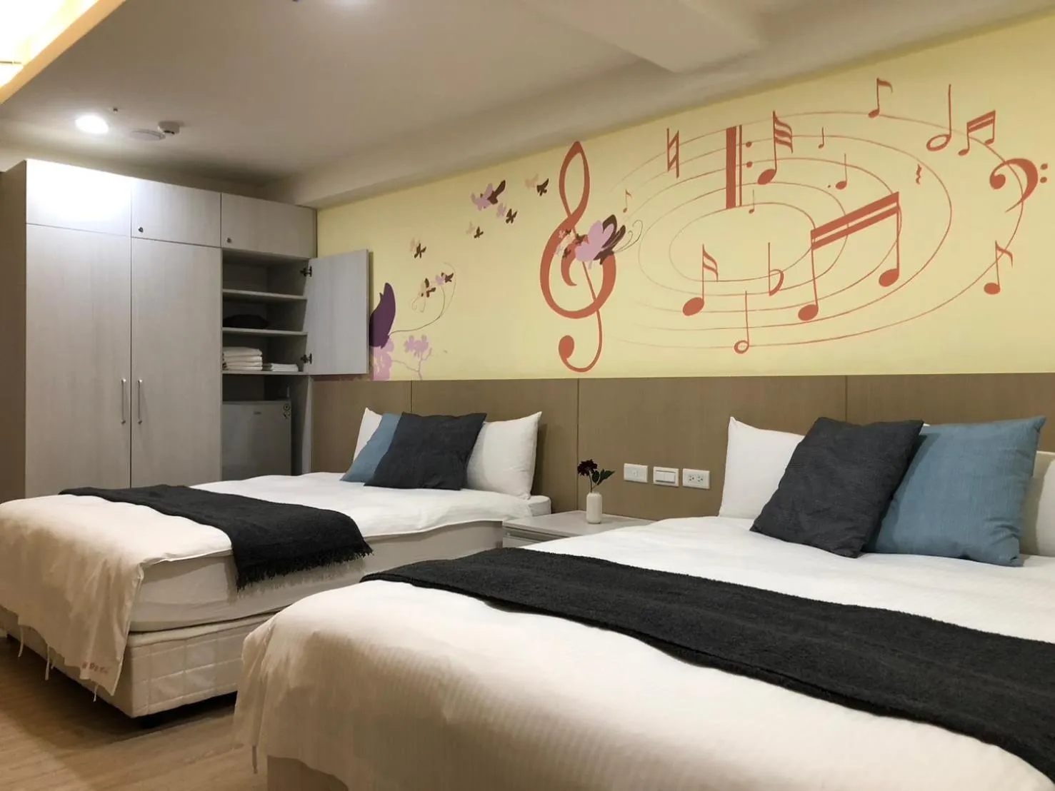 Bedroom, Bed in Music City Inn