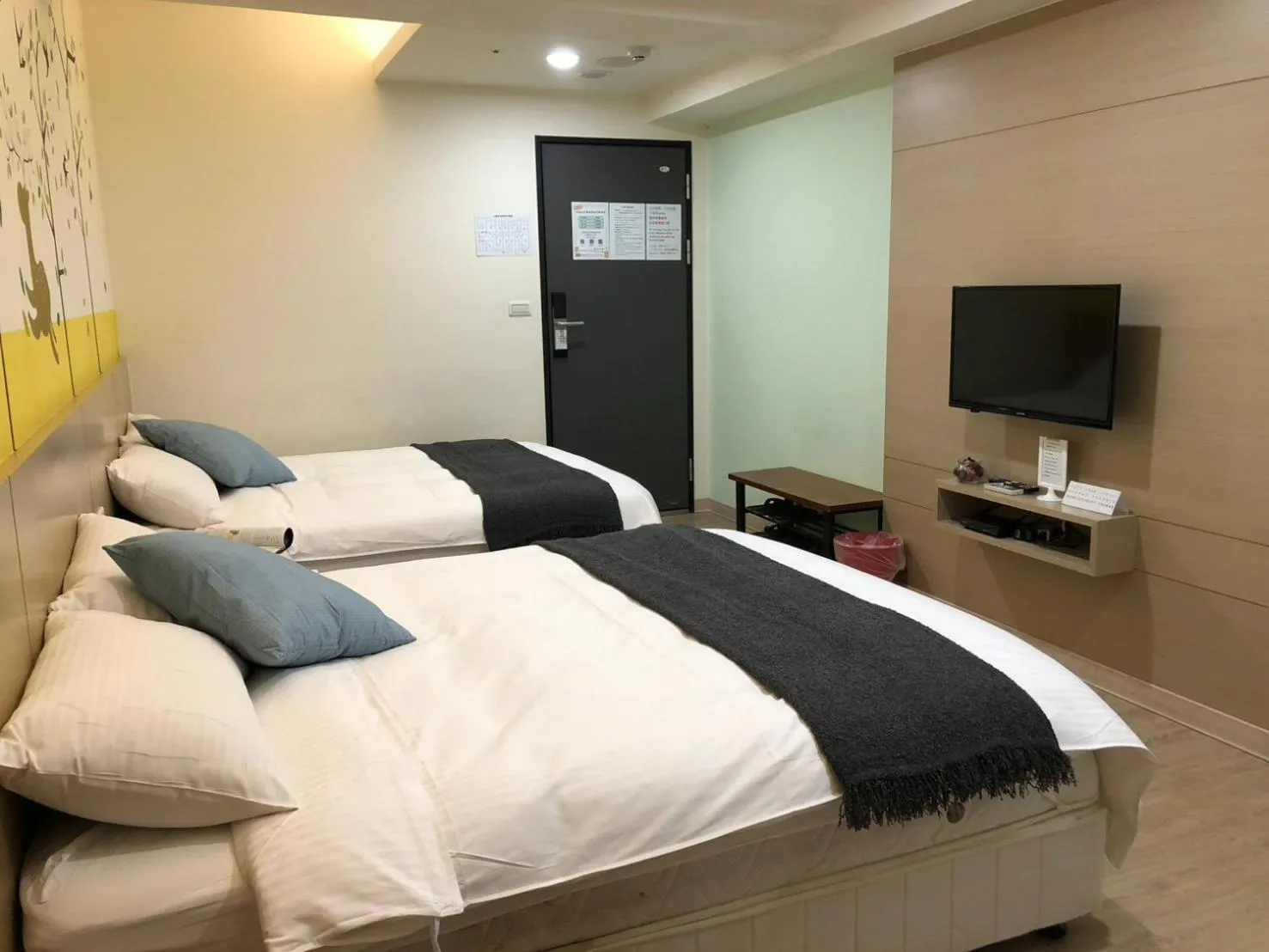 Bedroom, Bed in Music City Inn