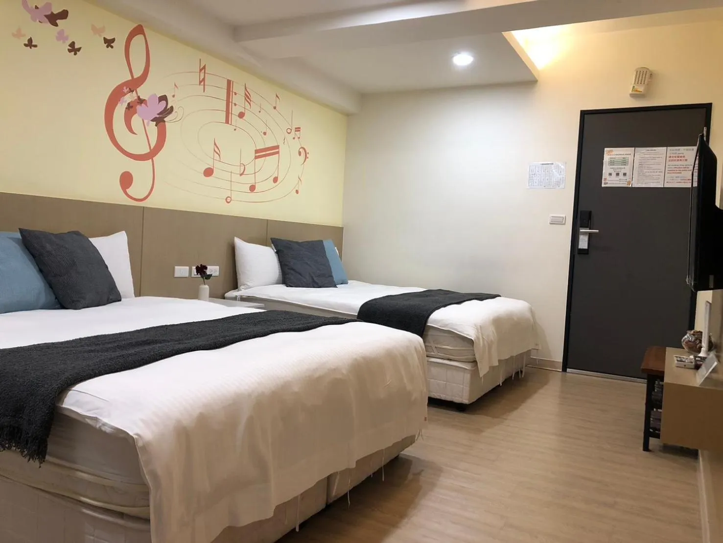 Bedroom, Bed in Music City Inn