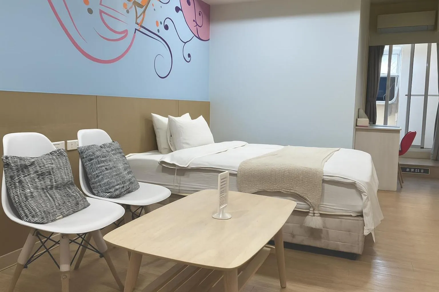 Bedroom, Bed in Music City Inn