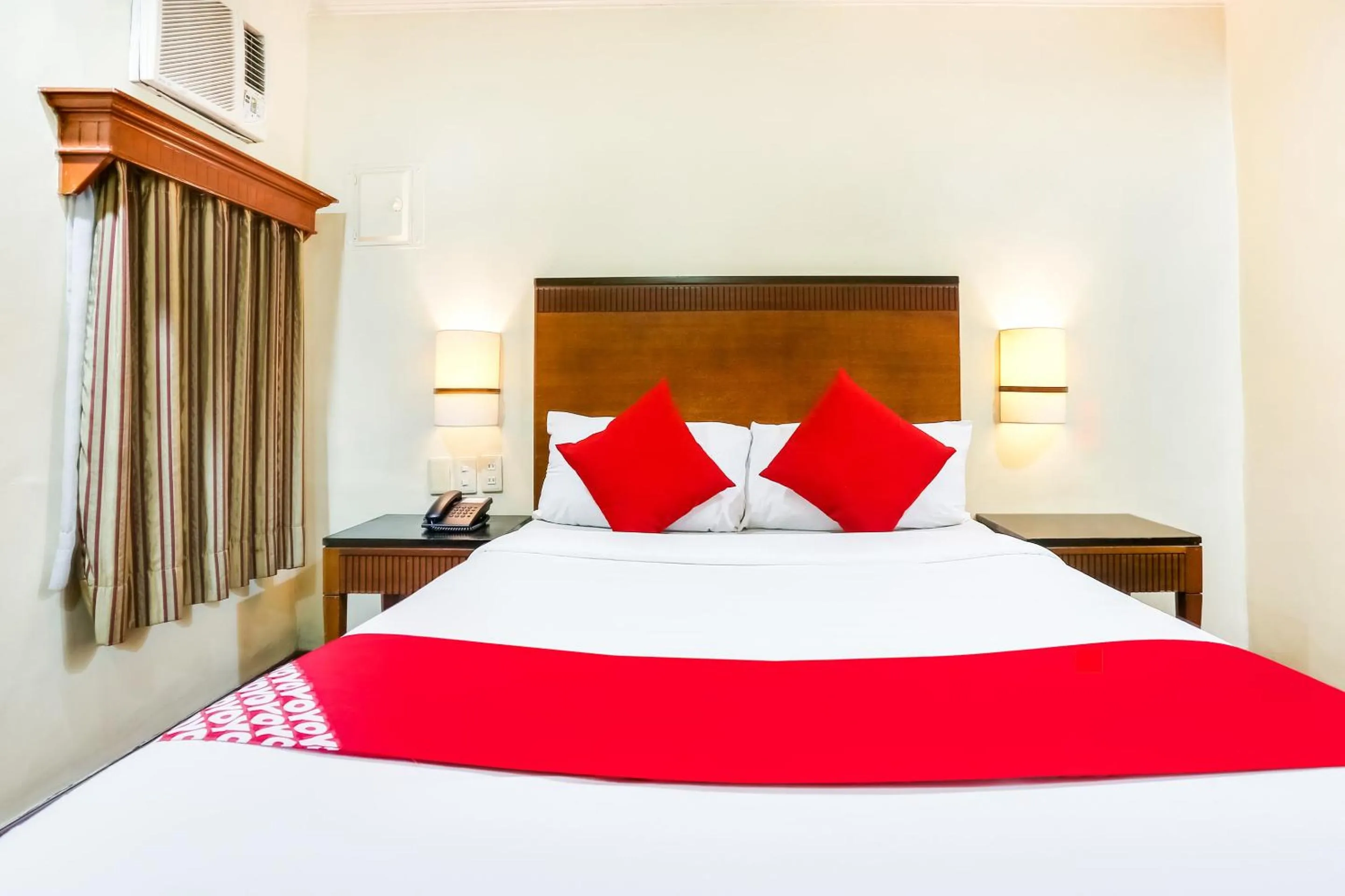 Bedroom in Royale Parc Inn & Suites