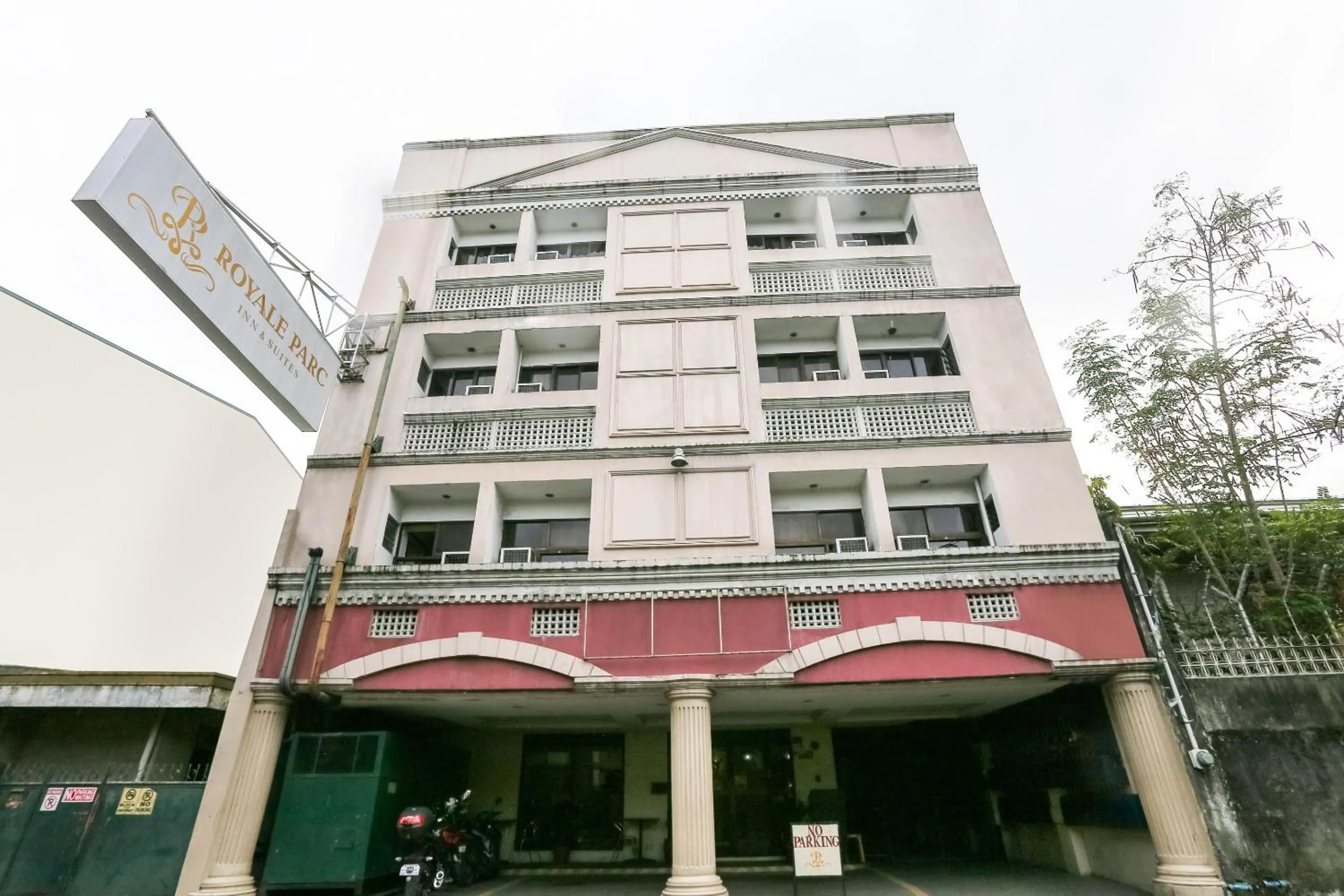 Facade/entrance in Royale Parc Inn & Suites