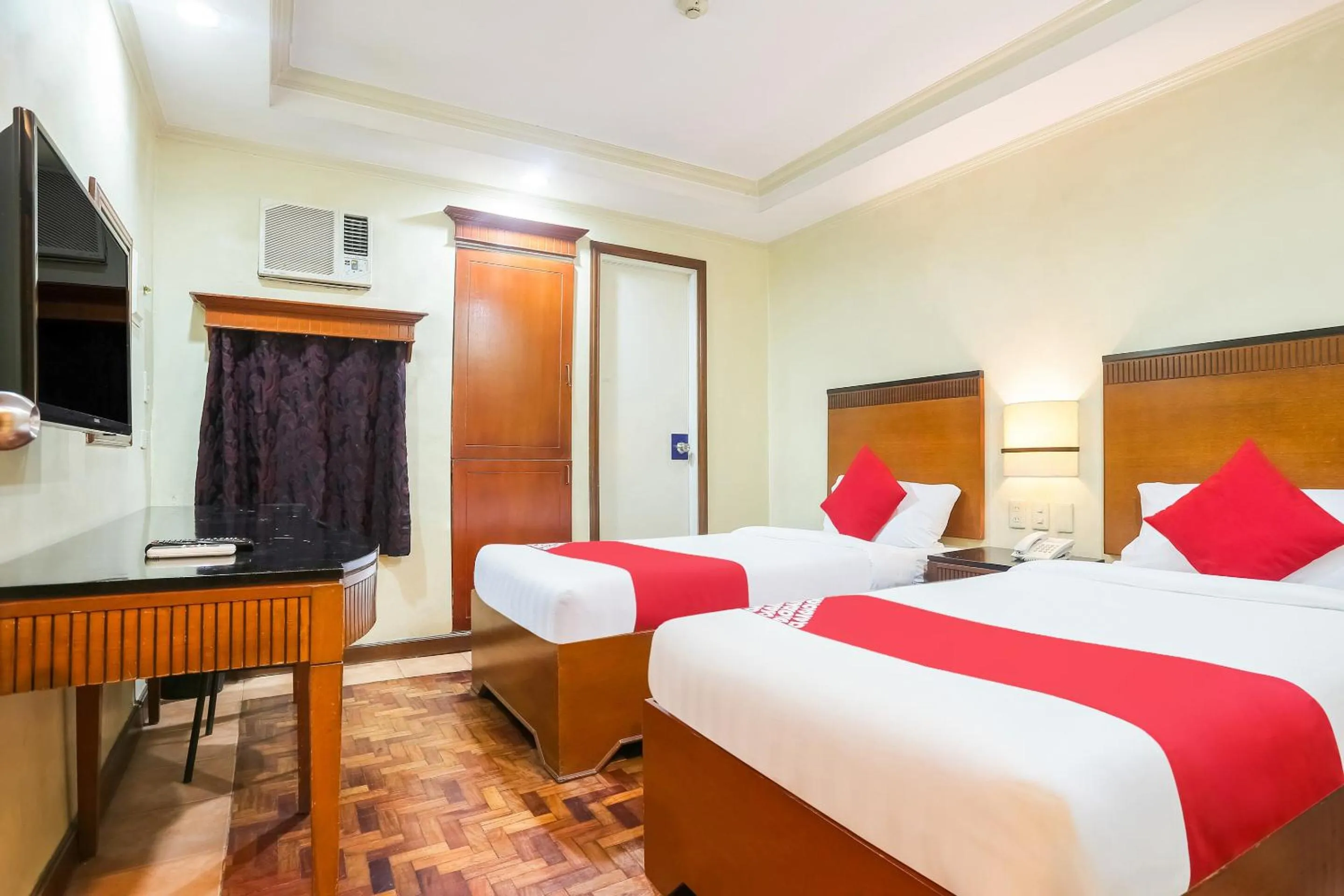 Bedroom in Royale Parc Inn & Suites