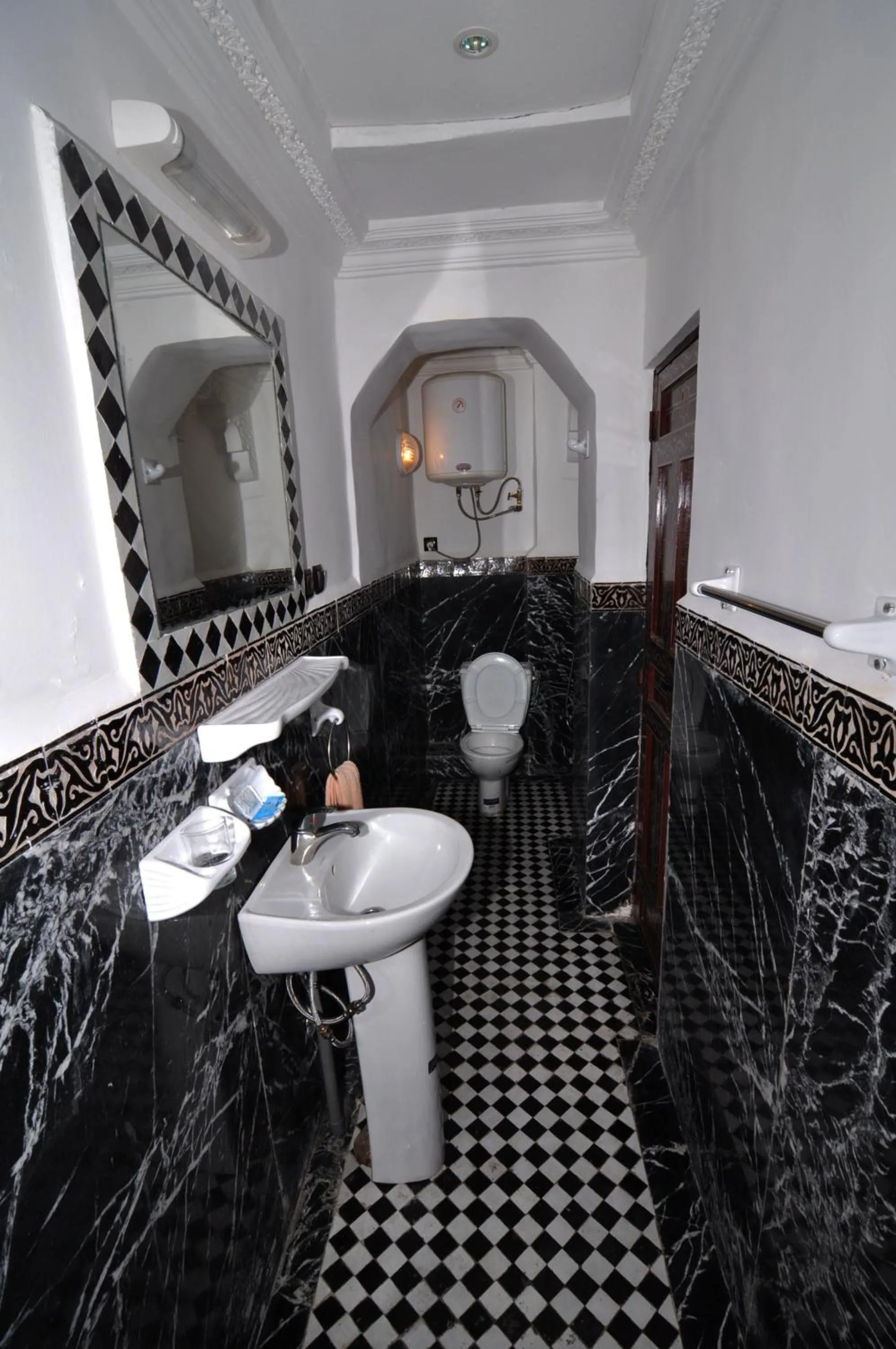 Shower in Riad Khouloud