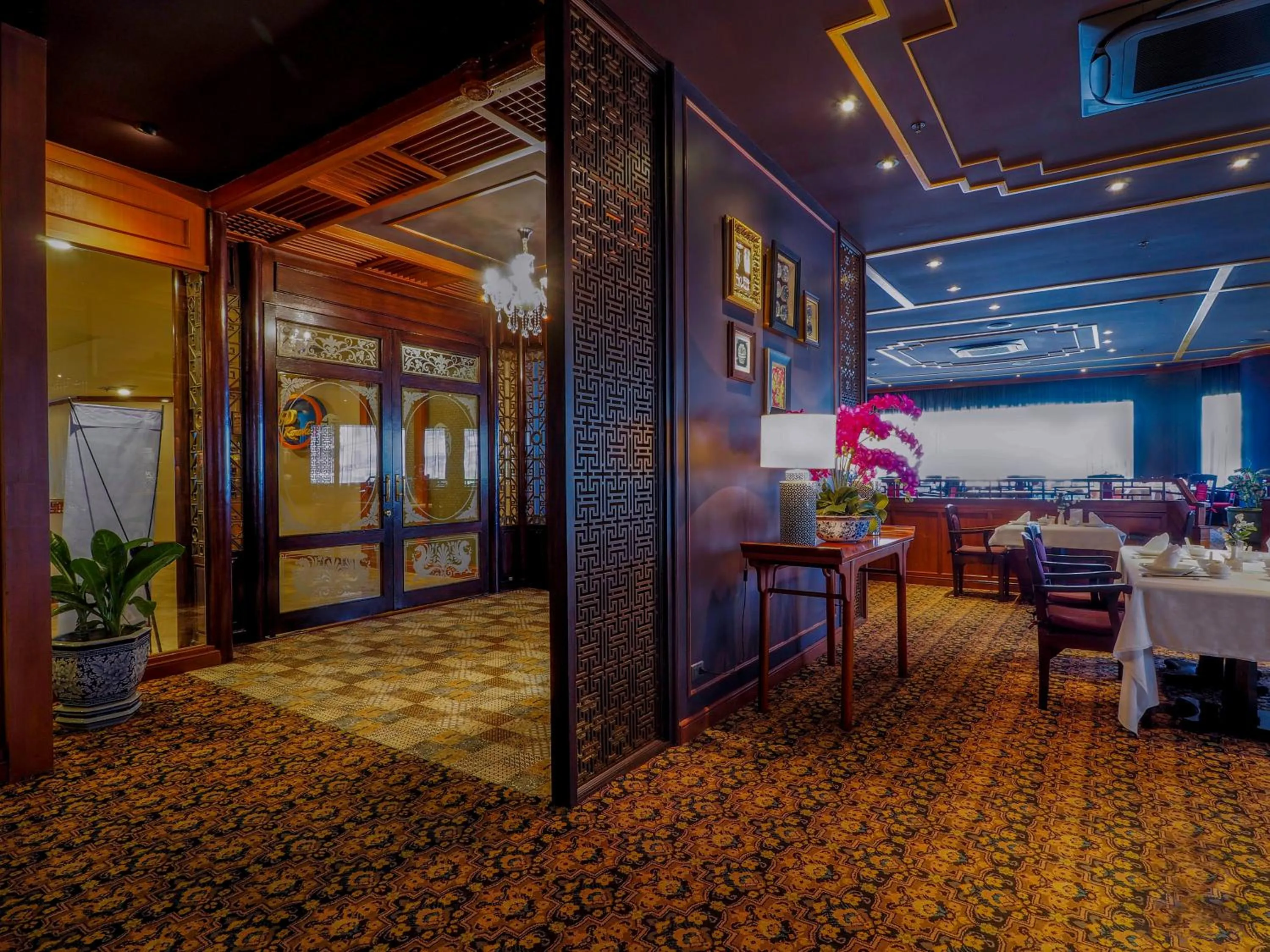 Restaurant/places to eat in Royal Phuket City Hotel