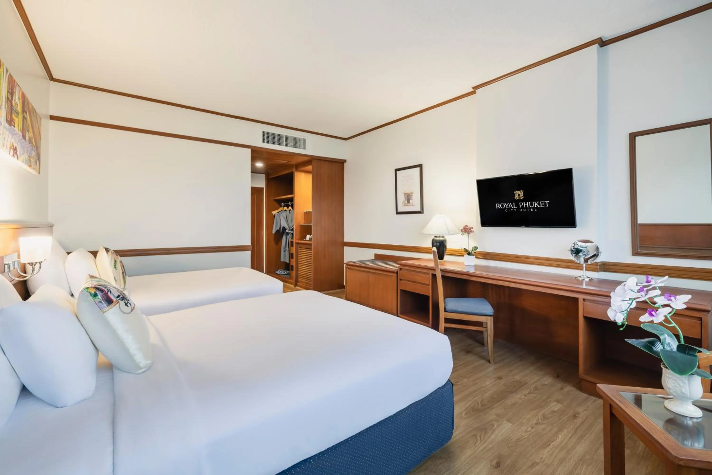 Bed in Royal Phuket City Hotel