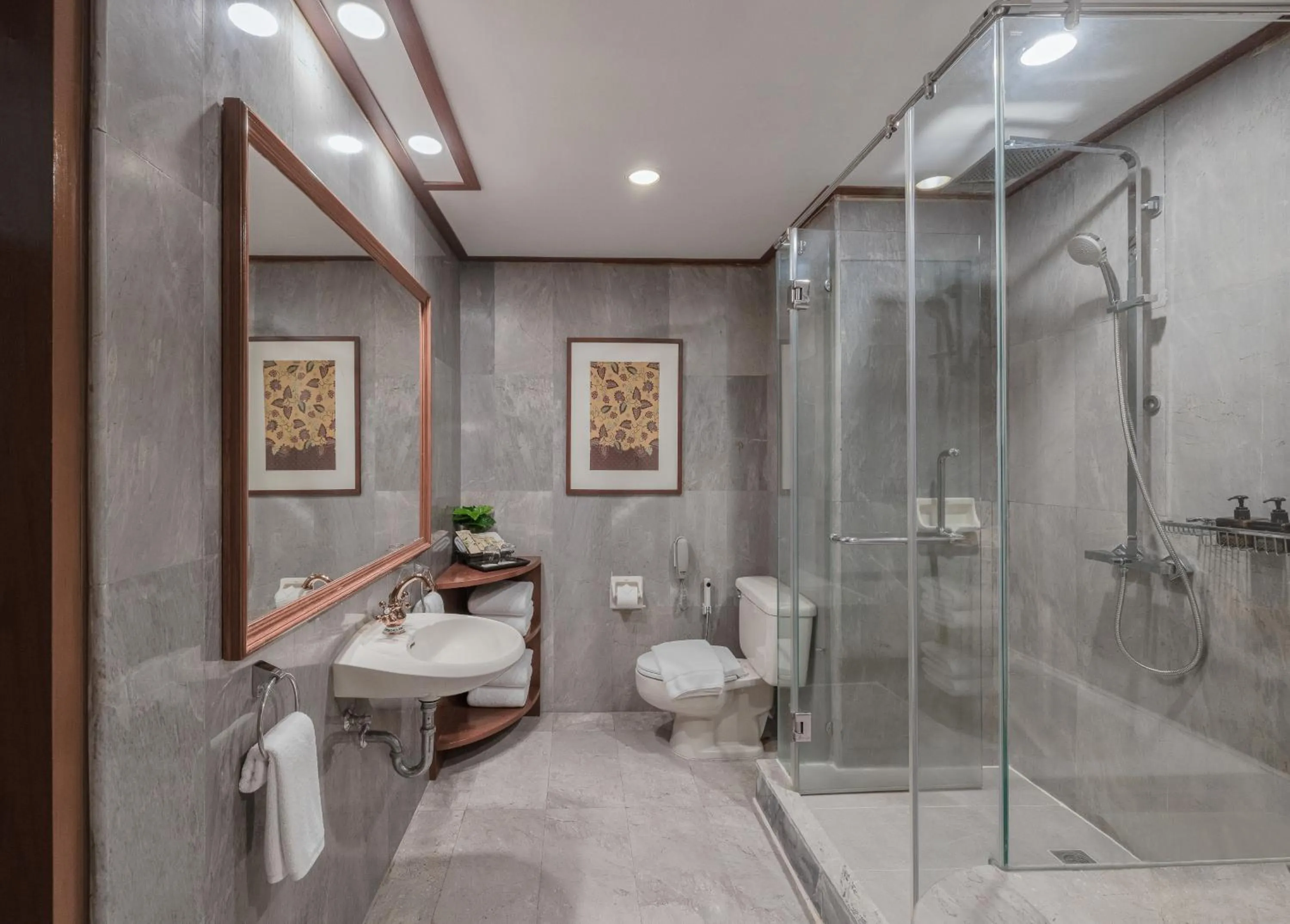 Bathroom in Royal Phuket City Hotel