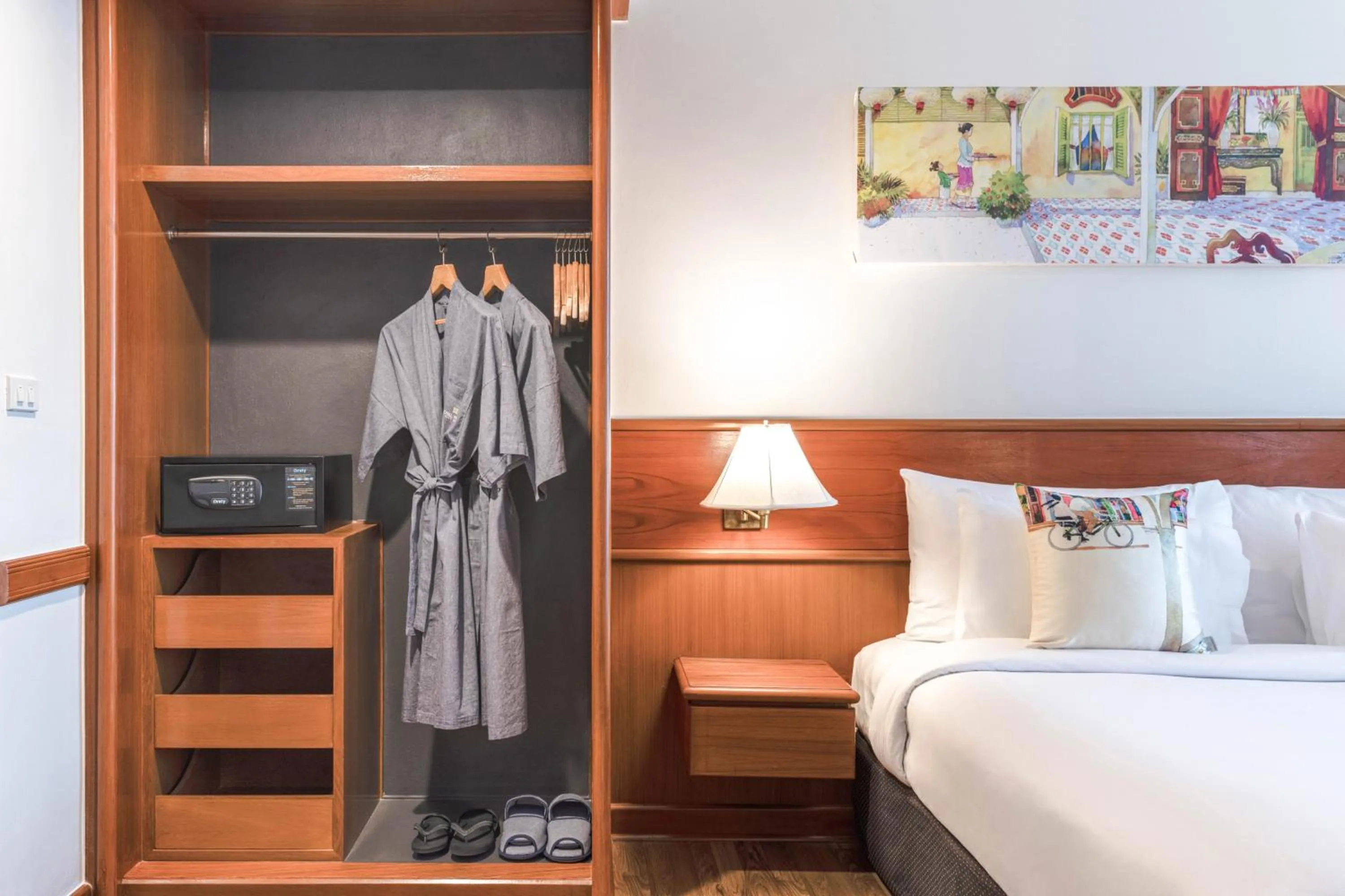 Bed in Royal Phuket City Hotel