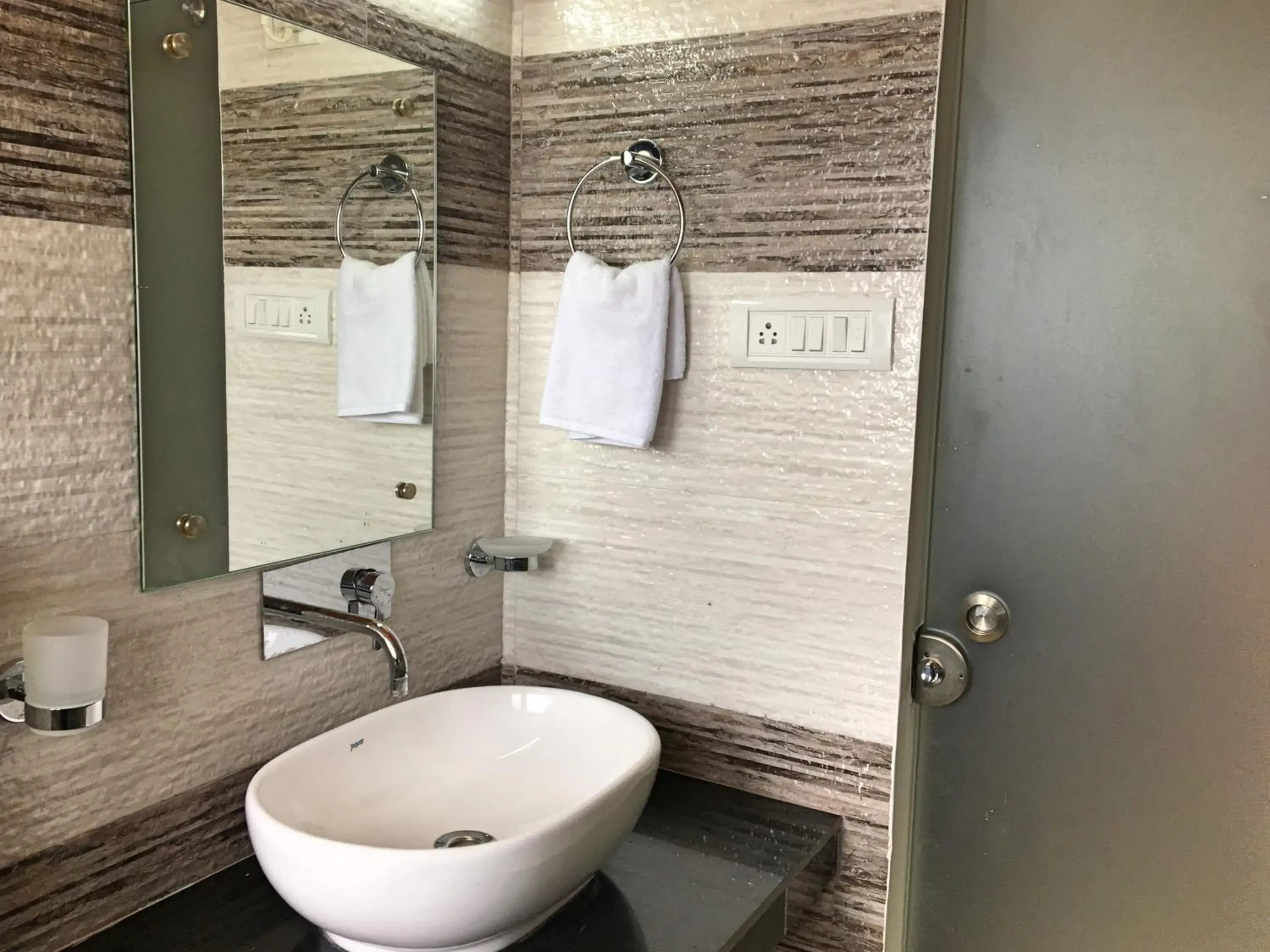 Deluxe Double Room in Ess & Bee Resorts Deluxe Double Room in Ess & Bee Resorts