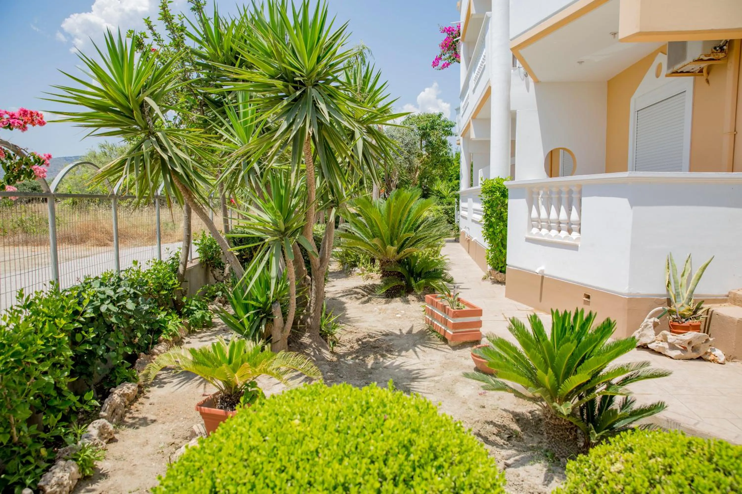 Property building in Paul's Garden Studios