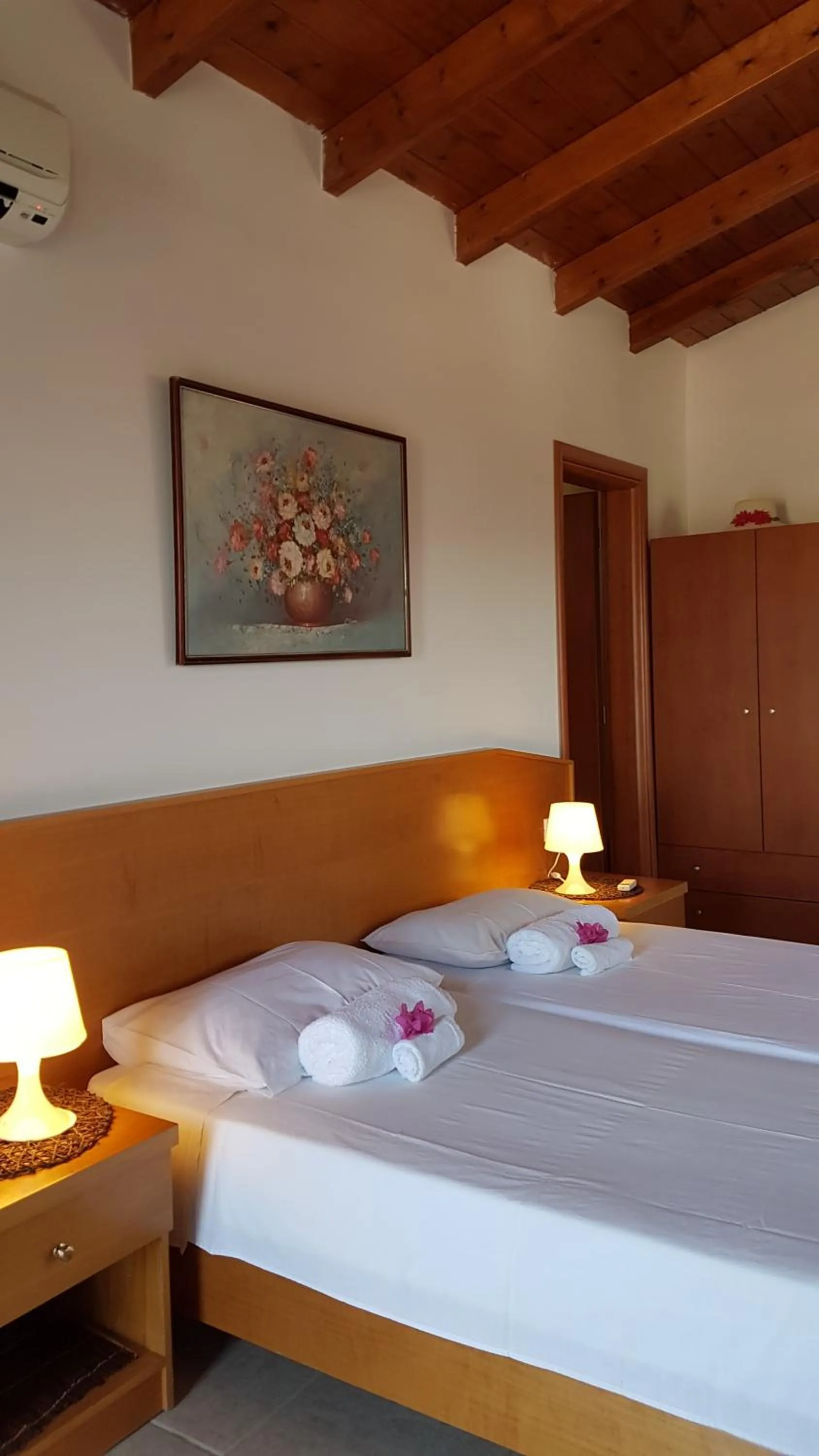 Photo of the whole room in Paul's Garden Studios