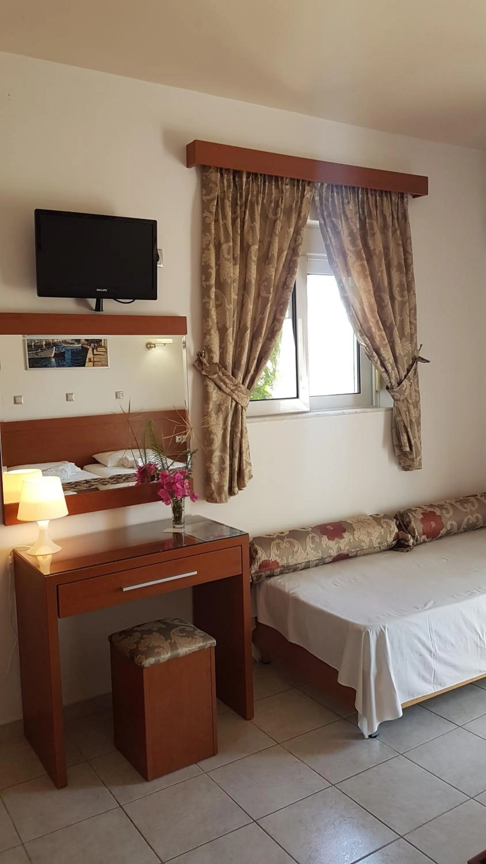 Bed in Paul's Garden Studios