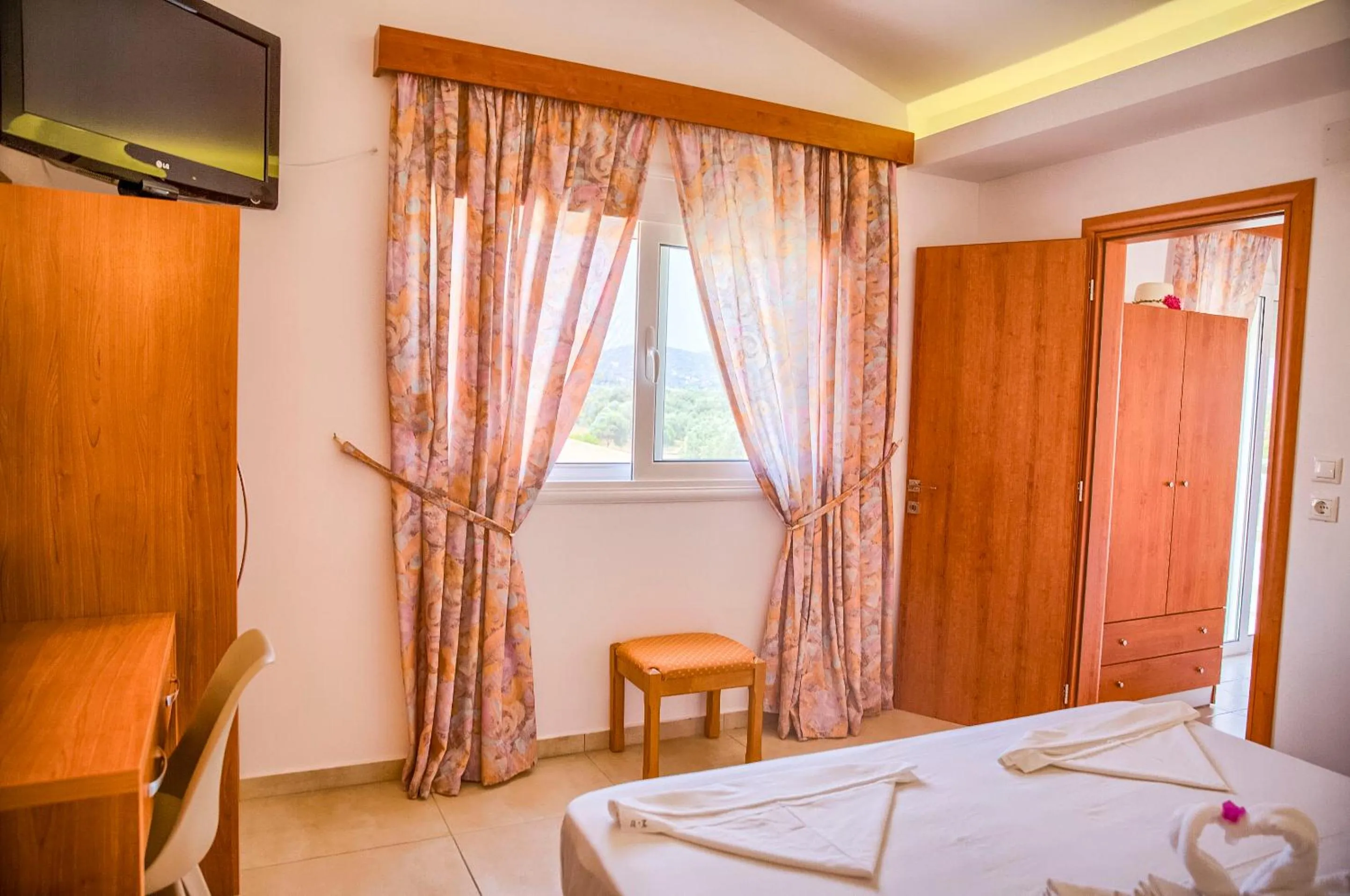 Bed in Paul's Garden Studios