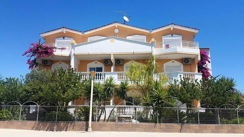 Property building in Paul's Garden Studios