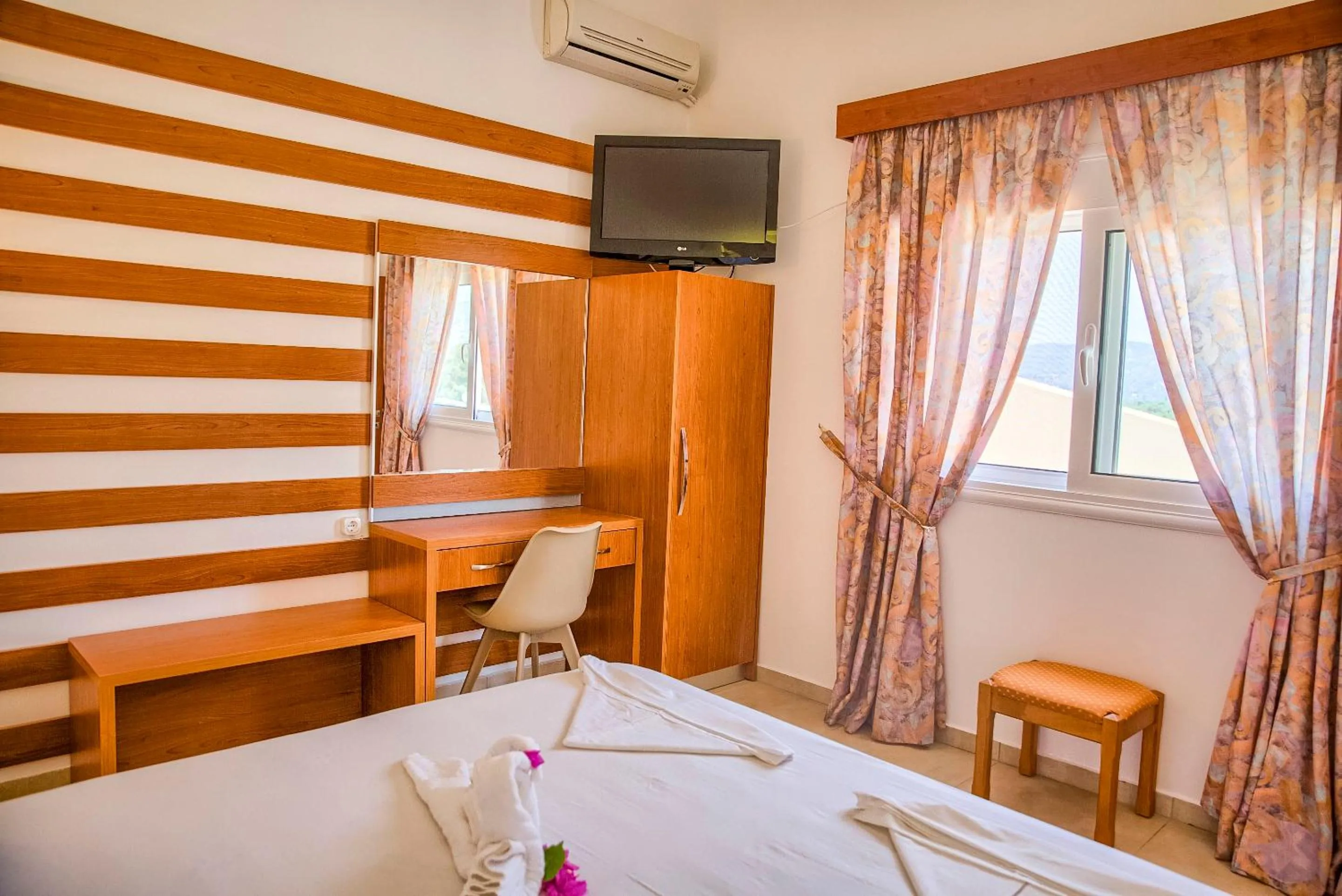 Bed in Paul's Garden Studios