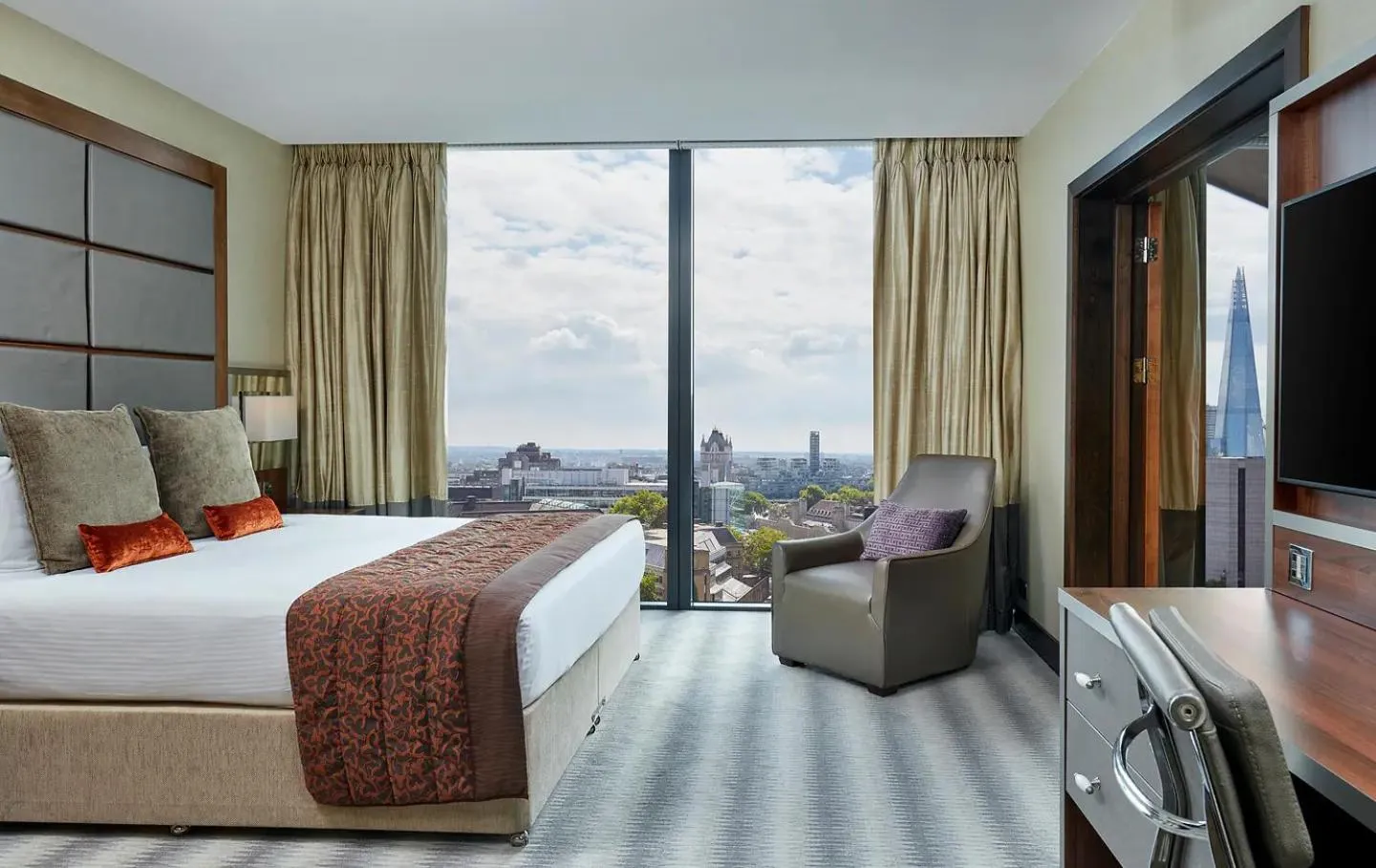 Guests, Bed in Leonardo Royal London Tower Bridge