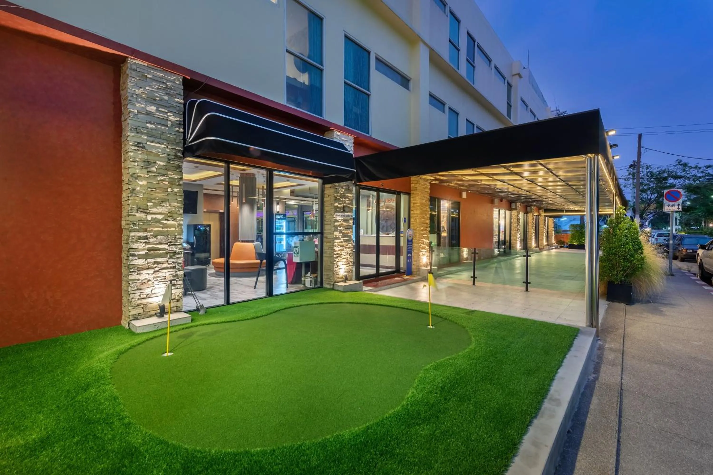 Property building in Qiu Hotel Sukhumvit - BTS On Nut Station