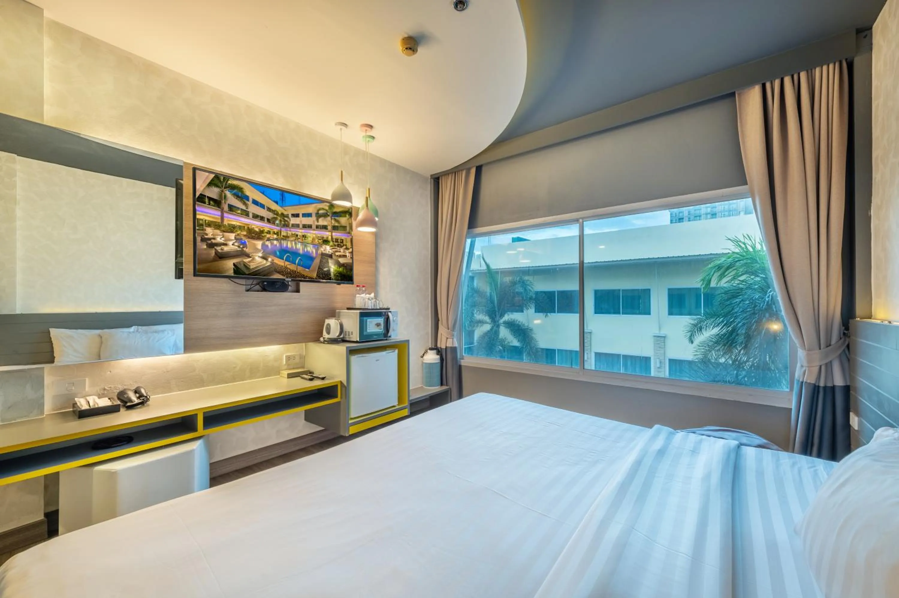 Property building, Bed in Qiu Hotel Sukhumvit - BTS On Nut Station