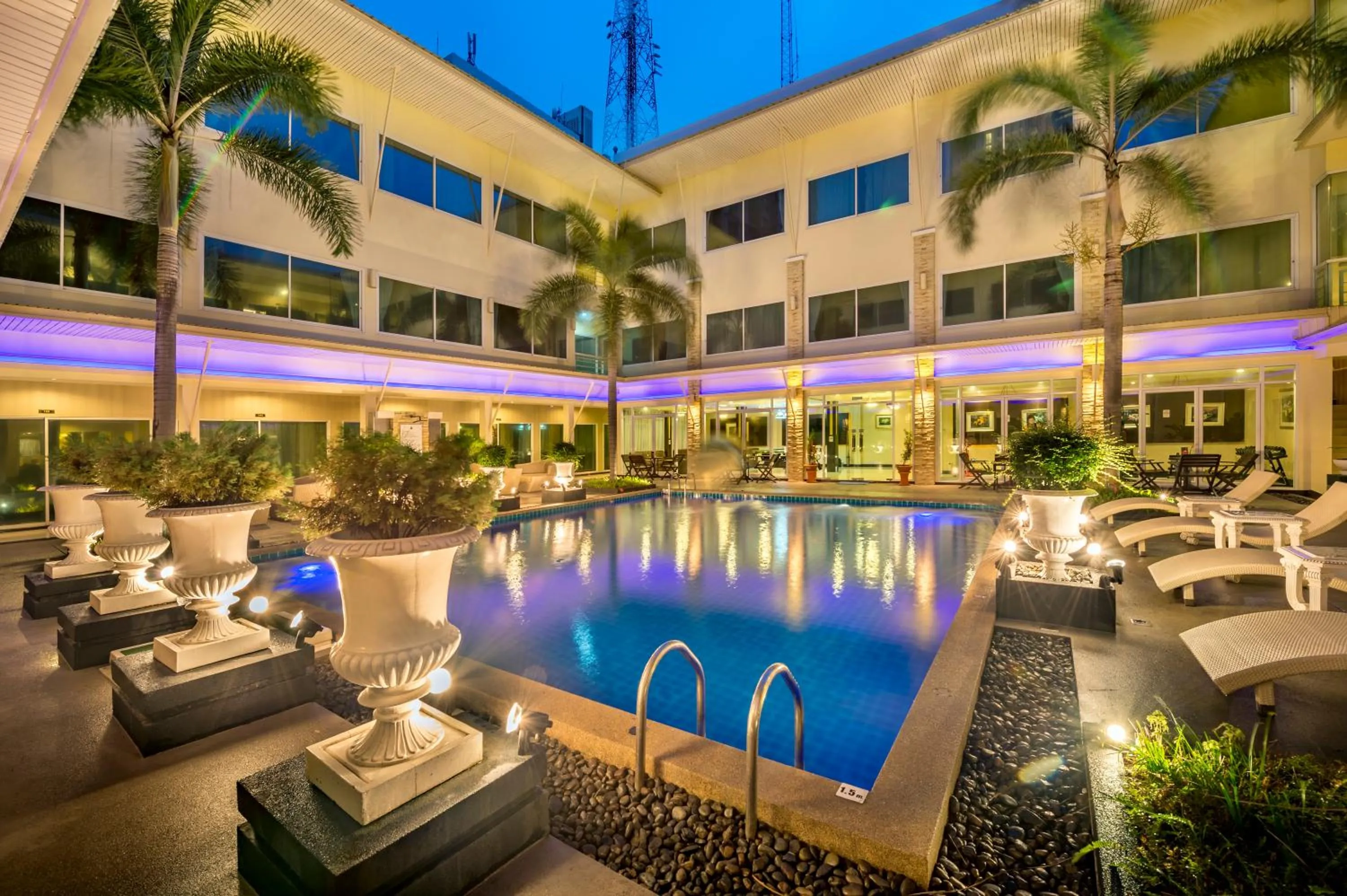 Swimming pool in Qiu Hotel Sukhumvit - BTS On Nut Station