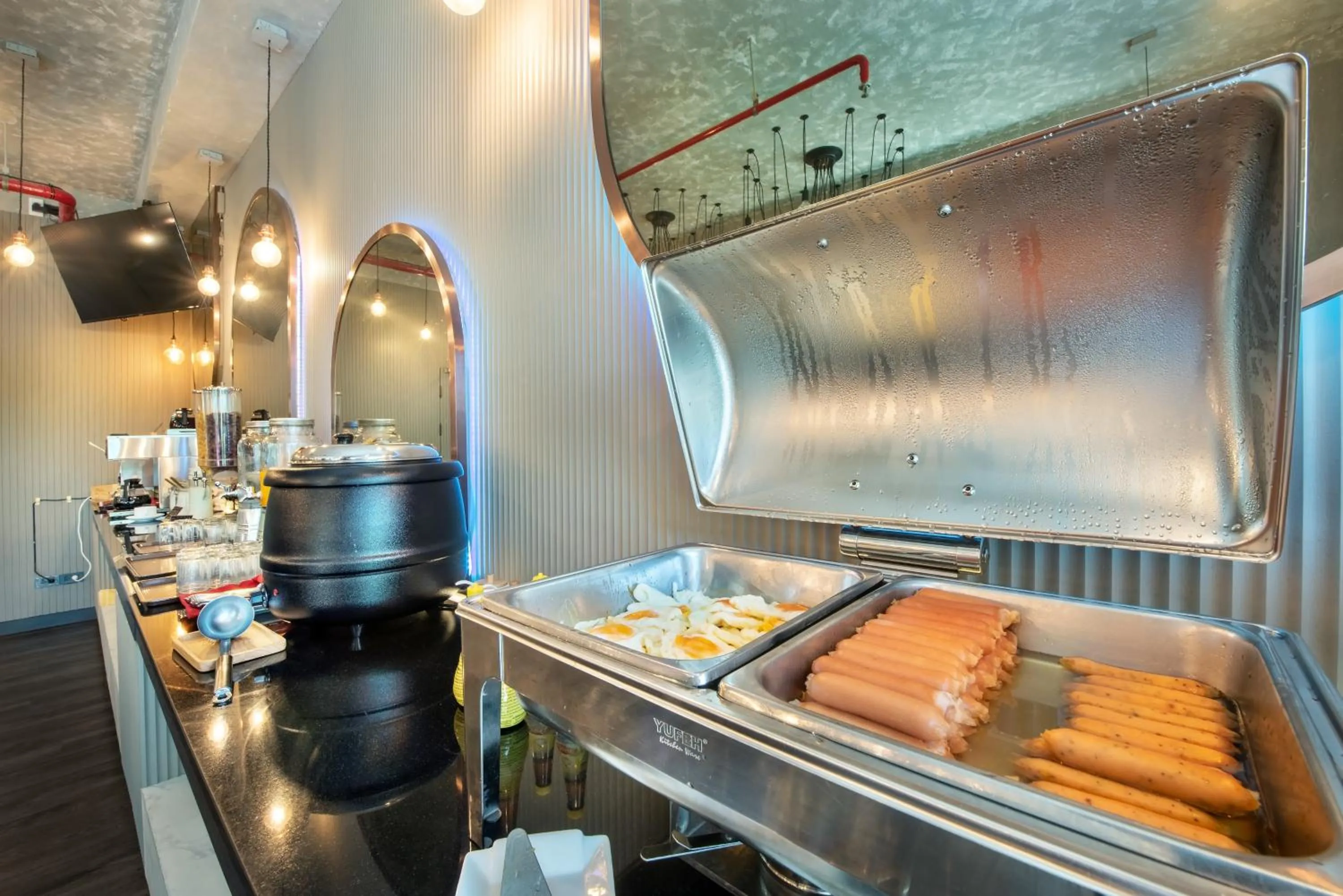 Food and drinks in Qiu Hotel Sukhumvit - BTS On Nut Station