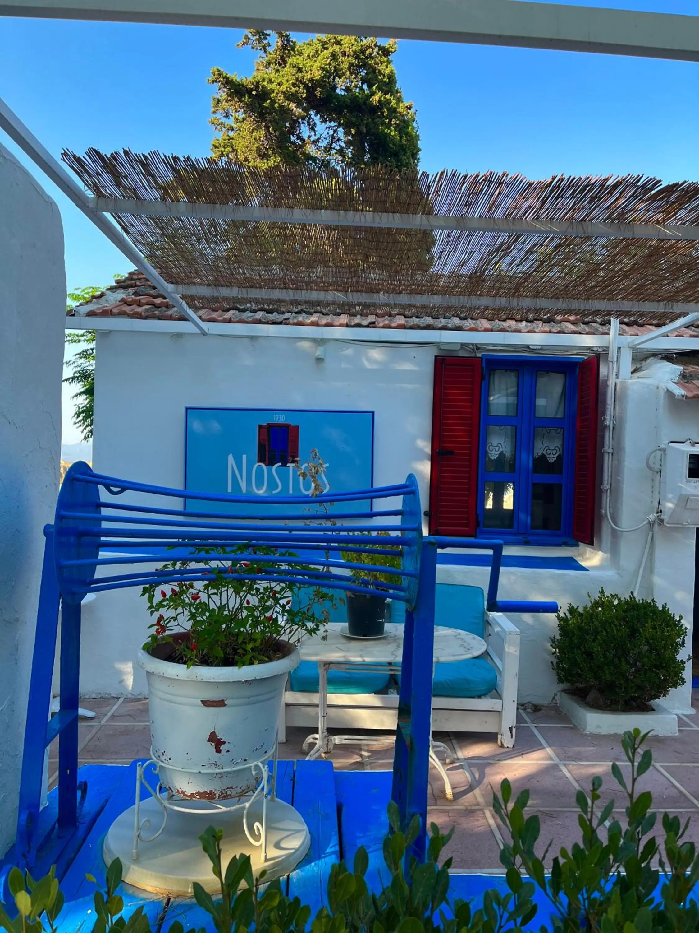 Restaurant/places to eat in Theodorou Beach Hotel Apartments